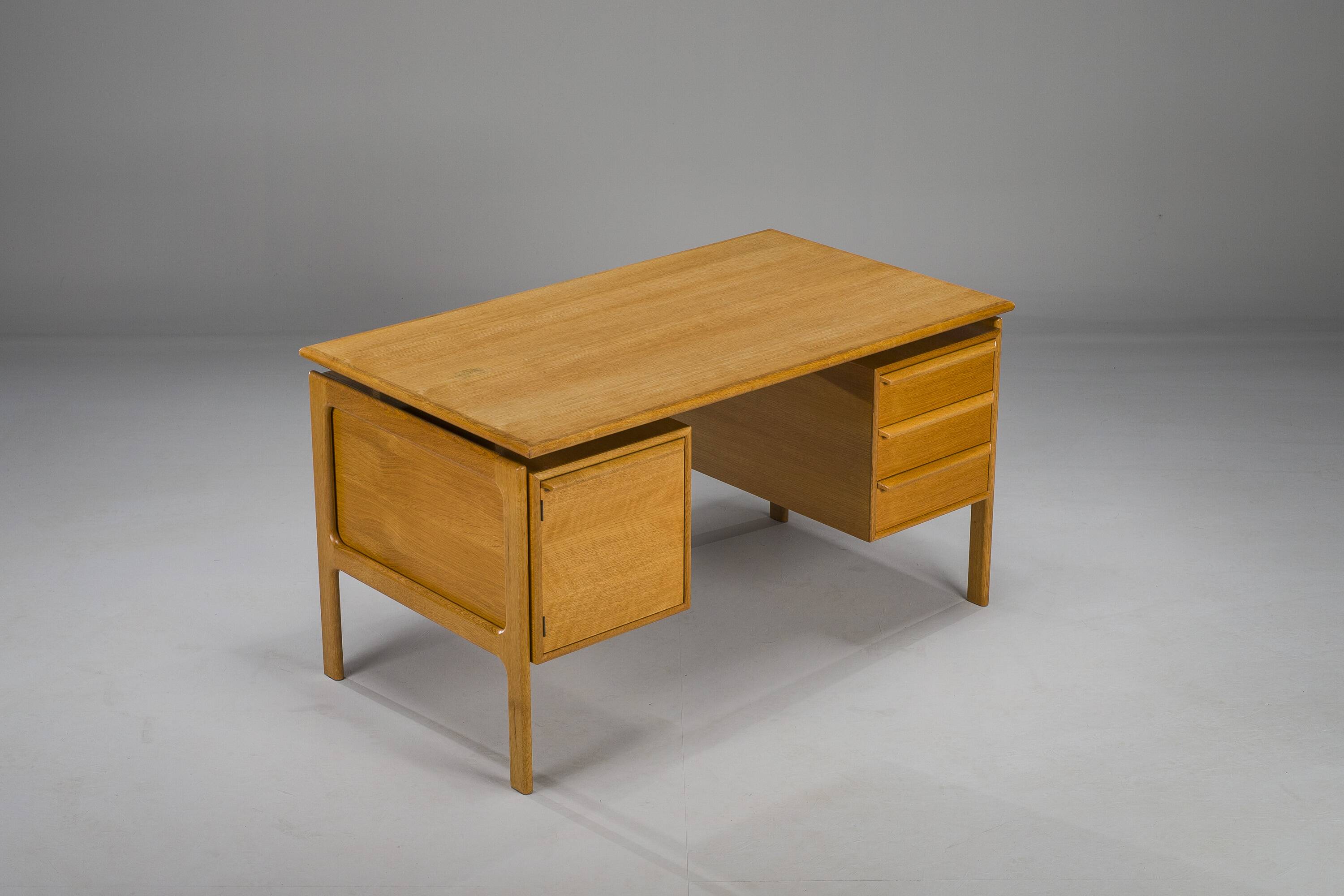 Mid-Century Oak Freestanding Desk from GV Møbler, 1970s