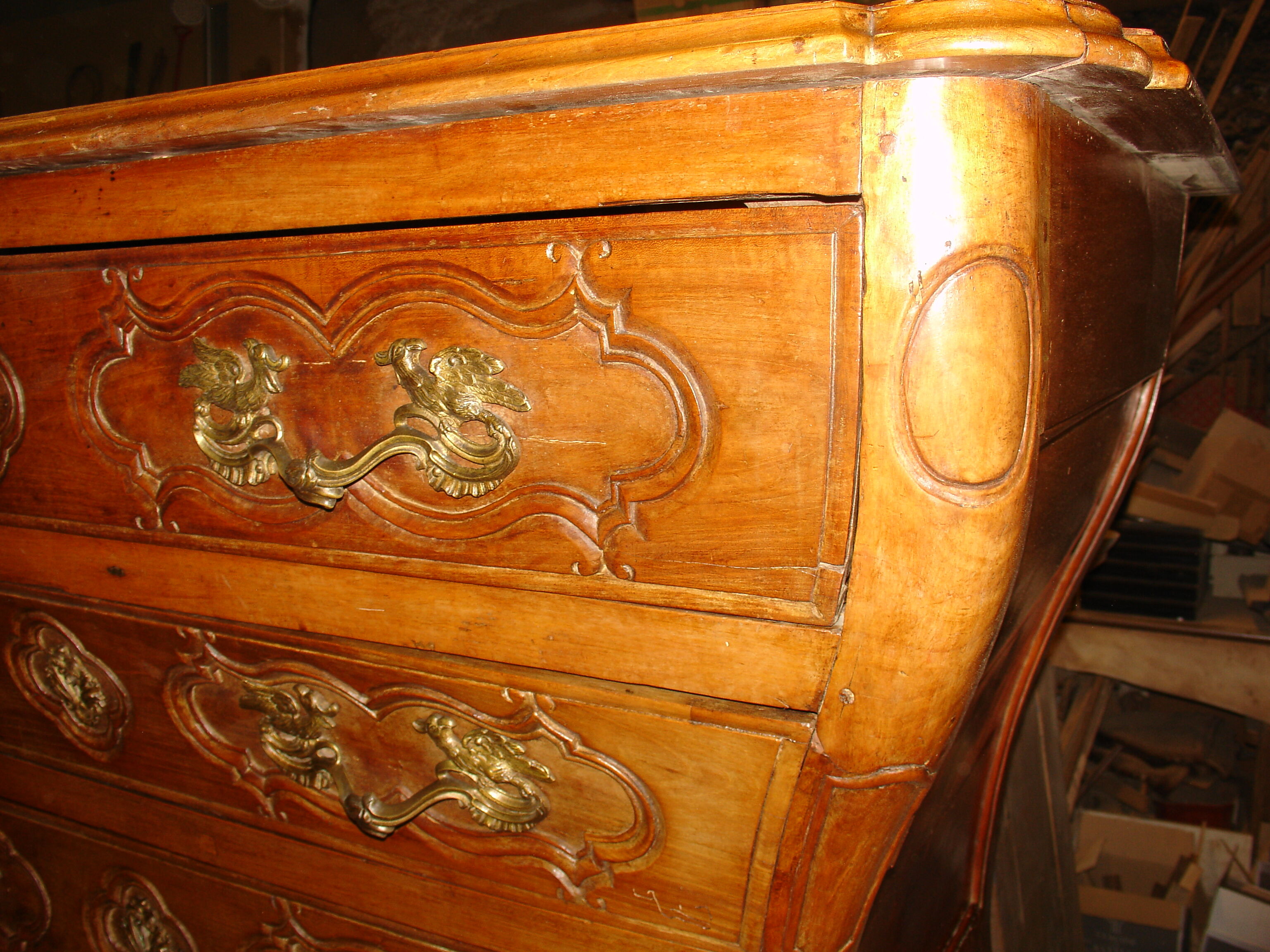 Commode dite "Tombeau" époque Régence de la fin du XVII siècle en merisier massif