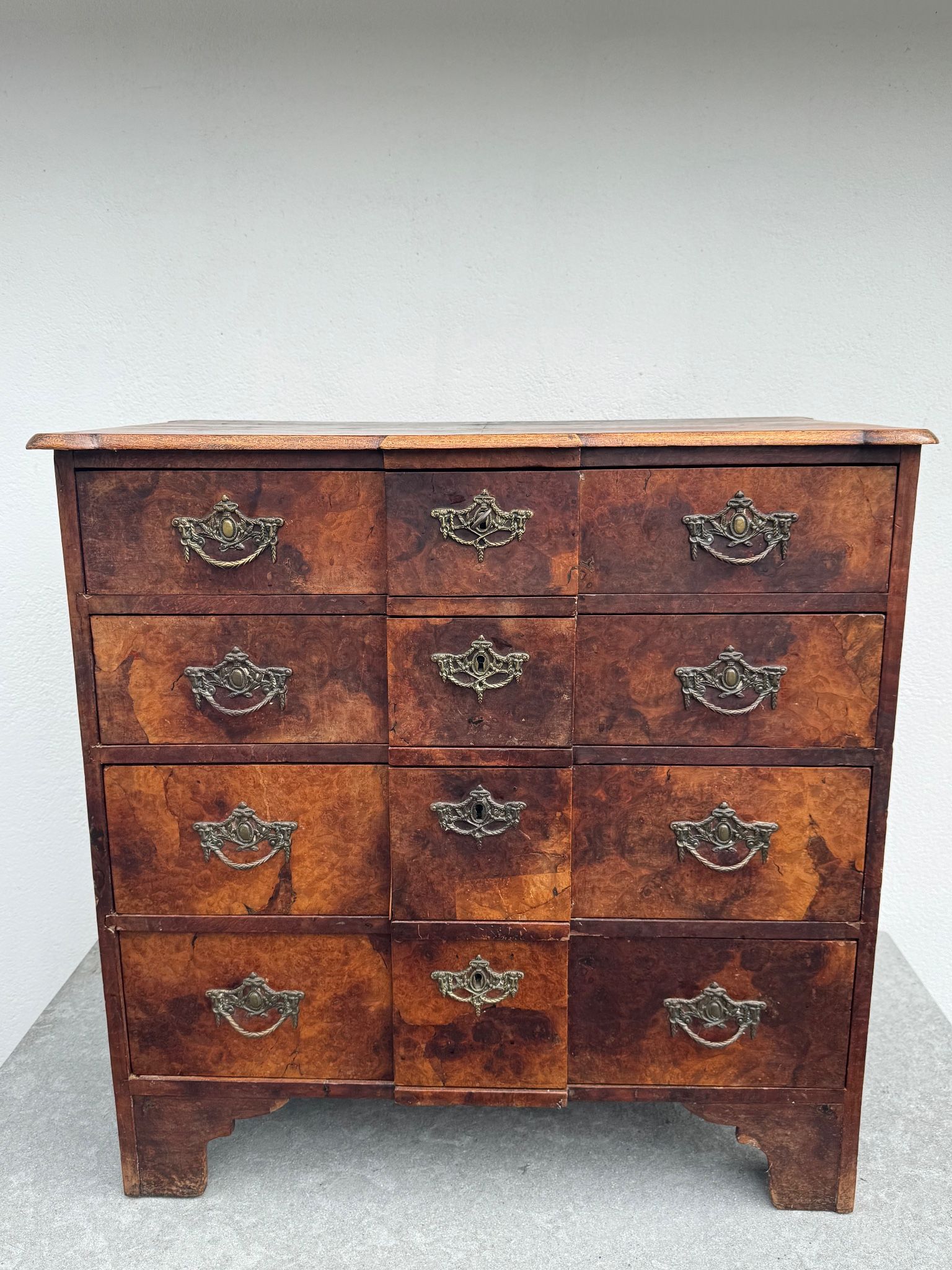 Commode en bois de burl vintage