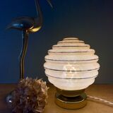 Lampe à poser globe vintage art déco en verre de Clichy rose et or
