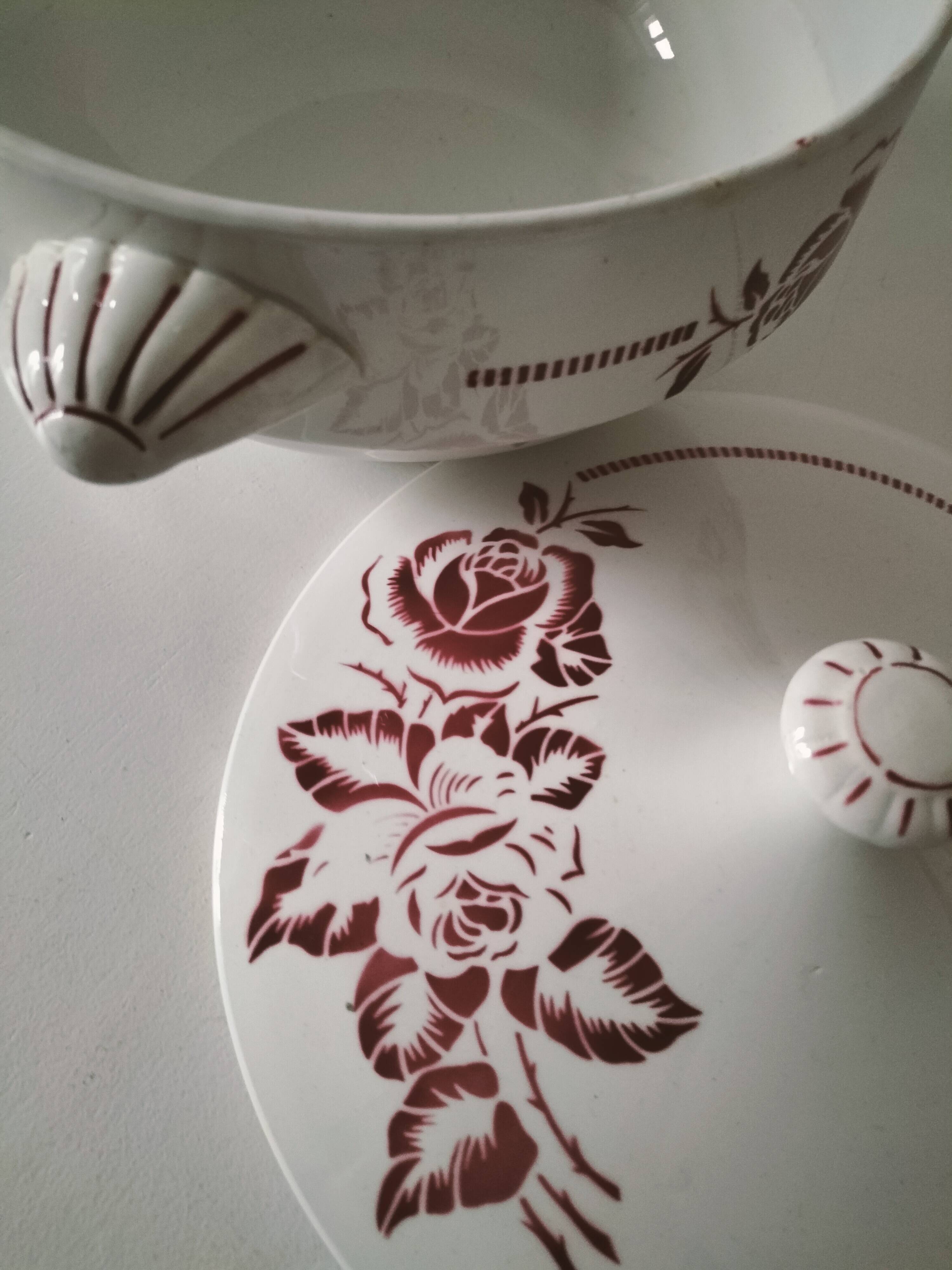 Digoin Sarreguemines Atlantic pattern tureen, deep red rose decoration