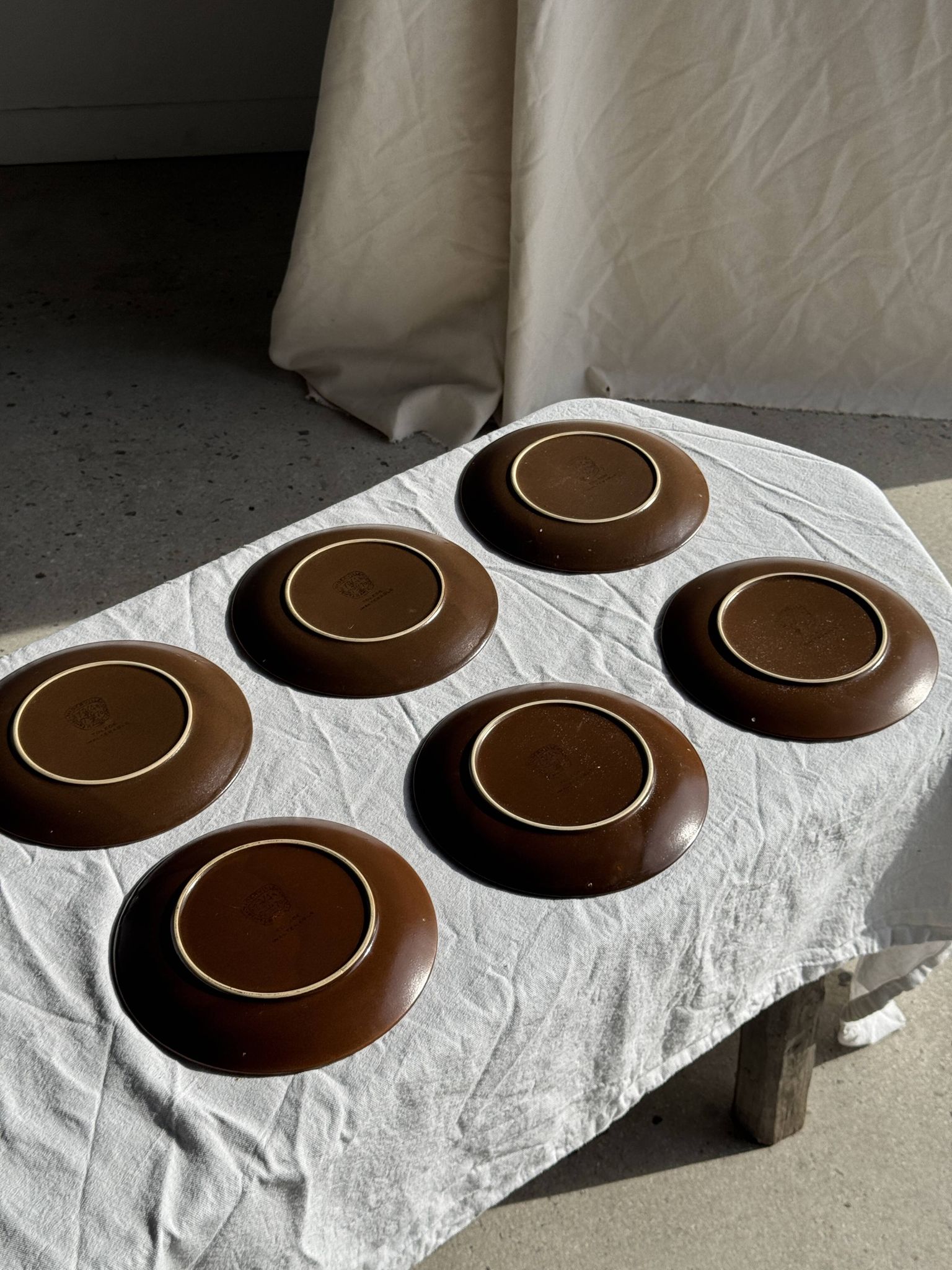 Lot de 6 assiettes à dessert vintage en grès brun