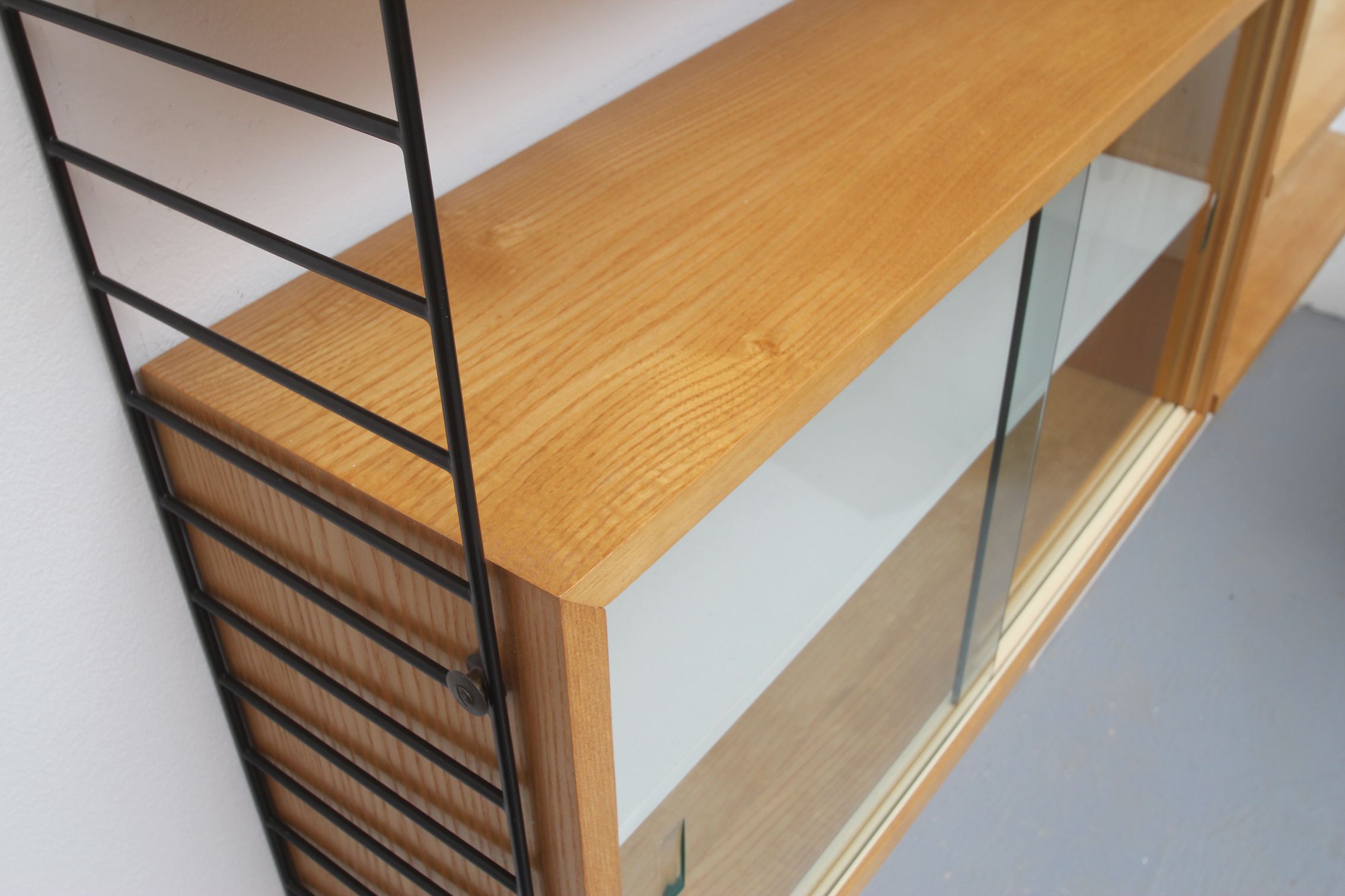 Etagère murale des années 1960 avec vitrine, Nisse Strinning/Suède