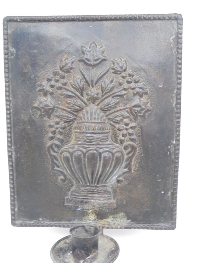 Wall-moving candlestick