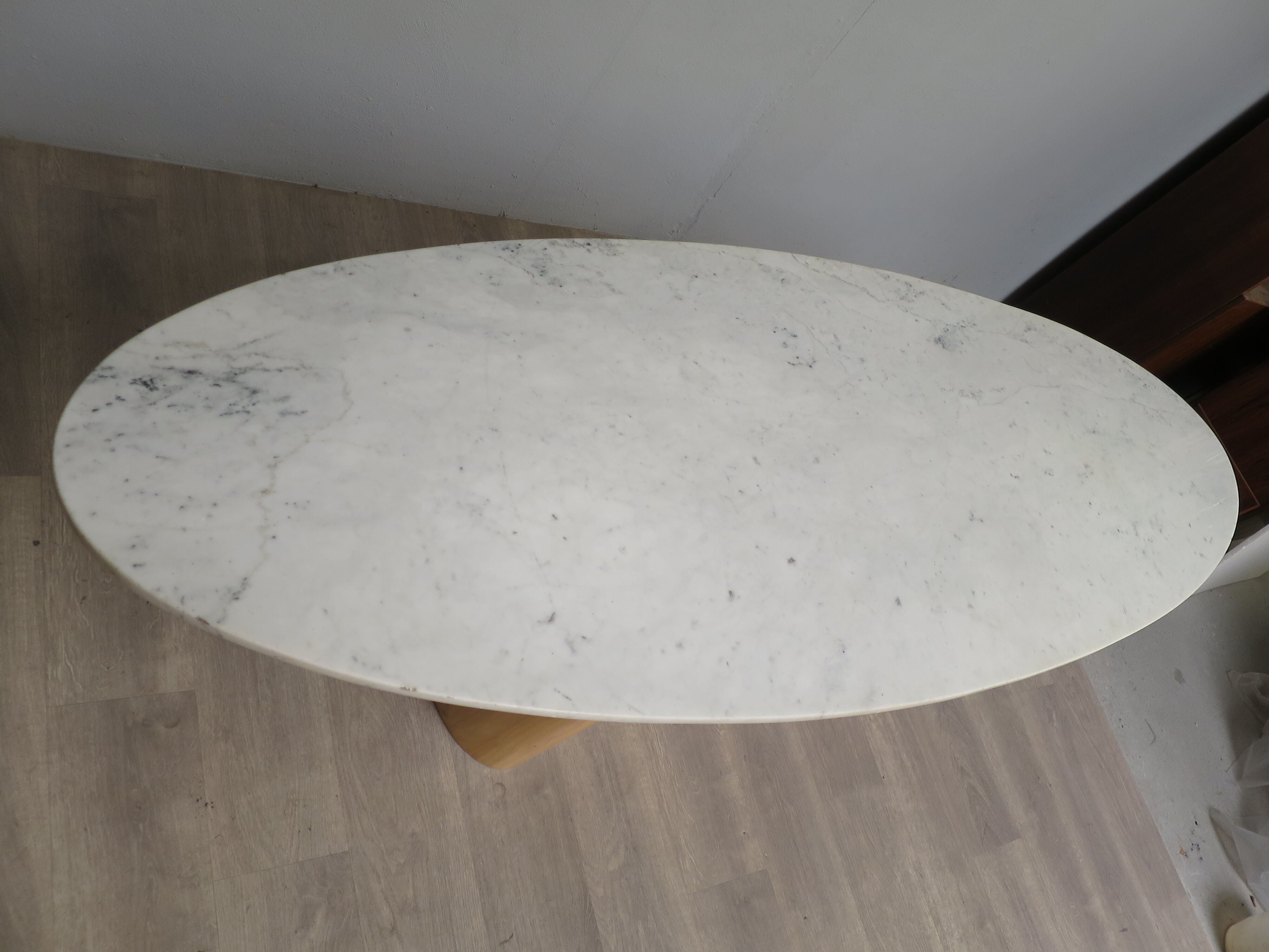 Oval table in Carrara marble and wood