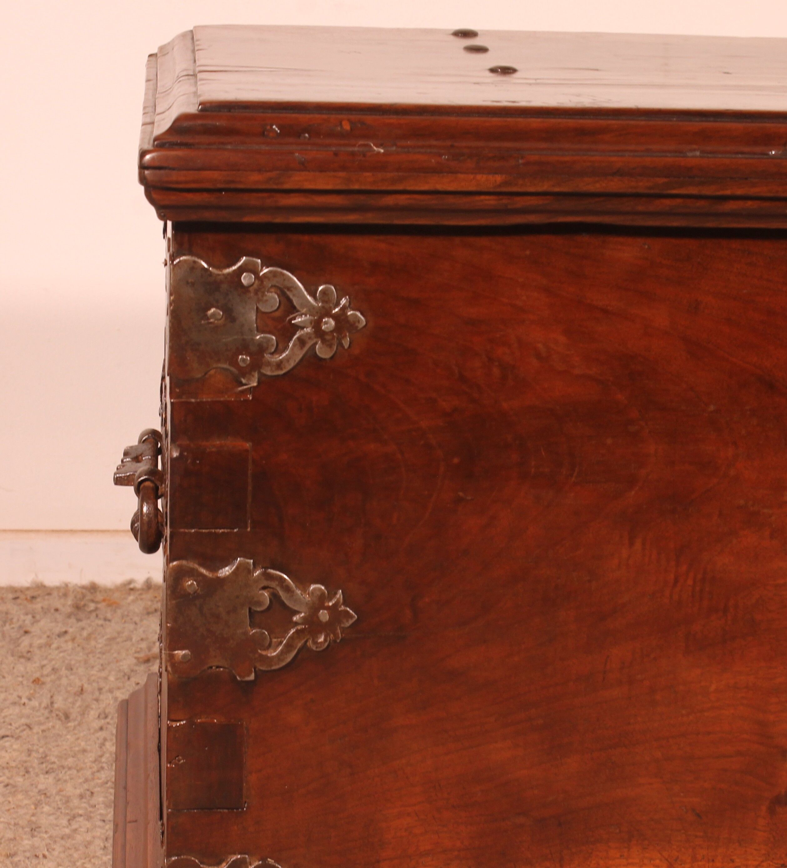 Spanish Renaissance chest in walnut - 16th century