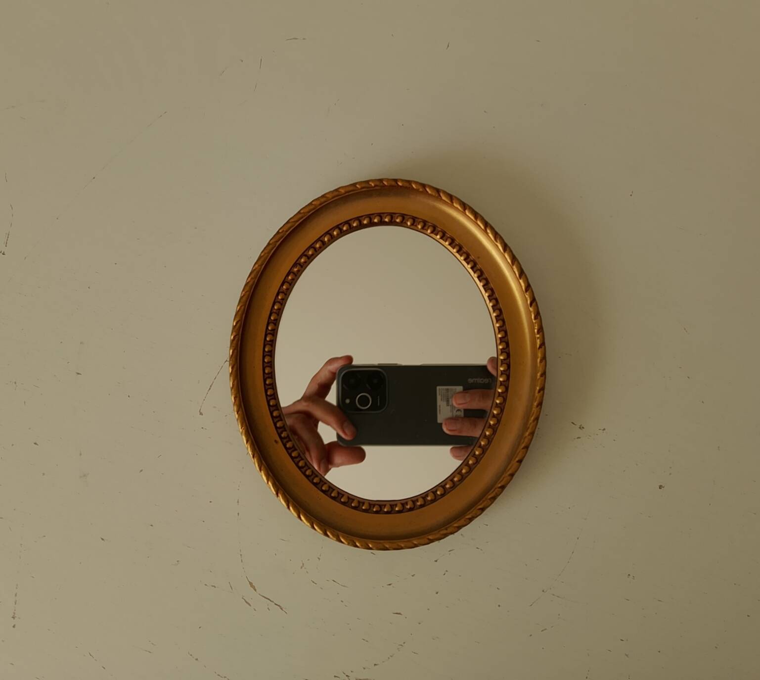 Small vintage oval mirror in gilded resin from the 60s/70s.