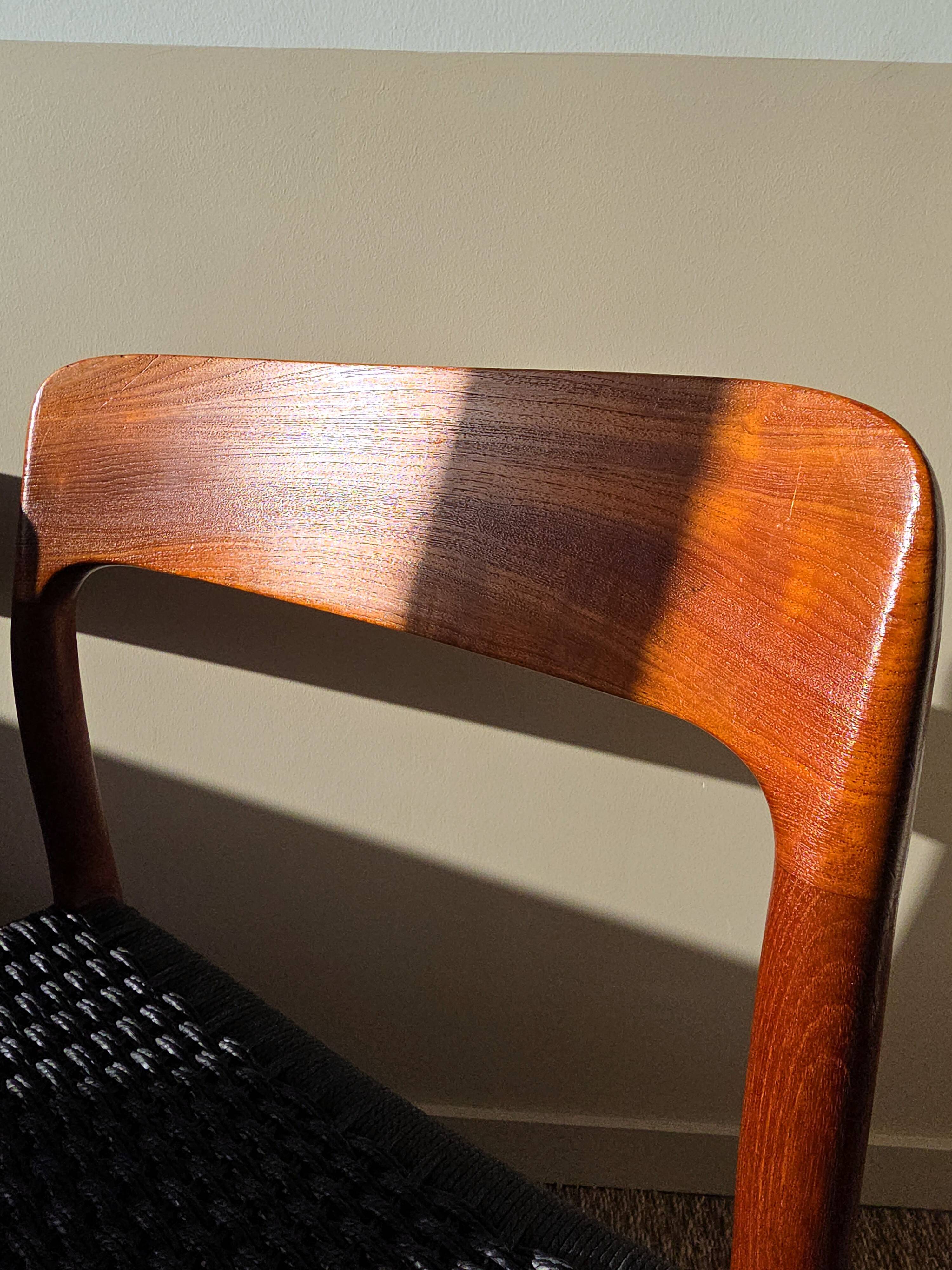 Paire de chaises Niels O. Møller modèle 75 – teck & cordage noir refait