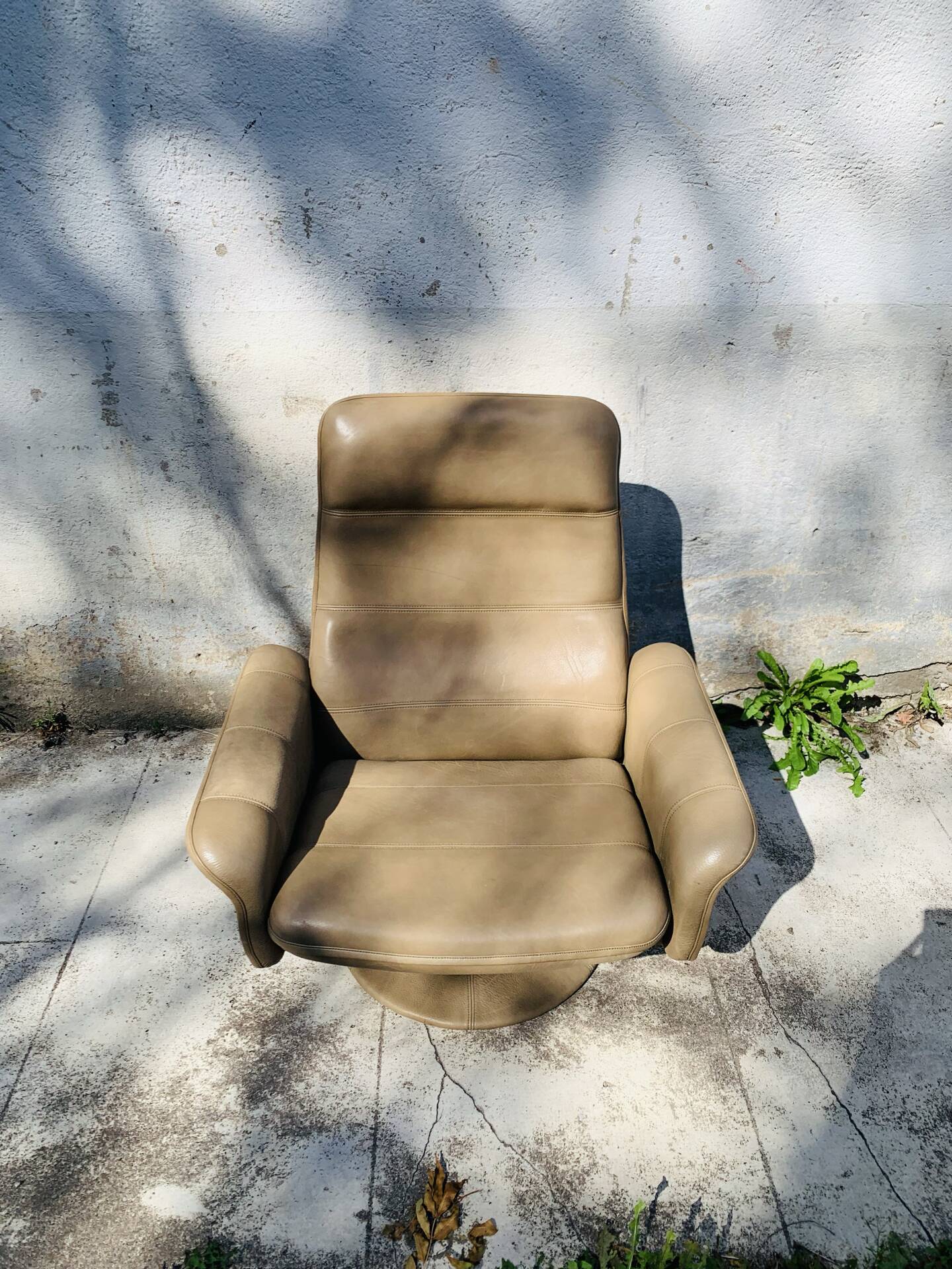 Vintage De Sede leather swivel chair, tulip base.