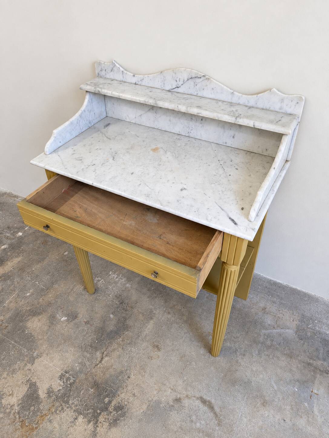 Antique wooden dressing table with painted finish and white marble – Farrow & Ball No. 66