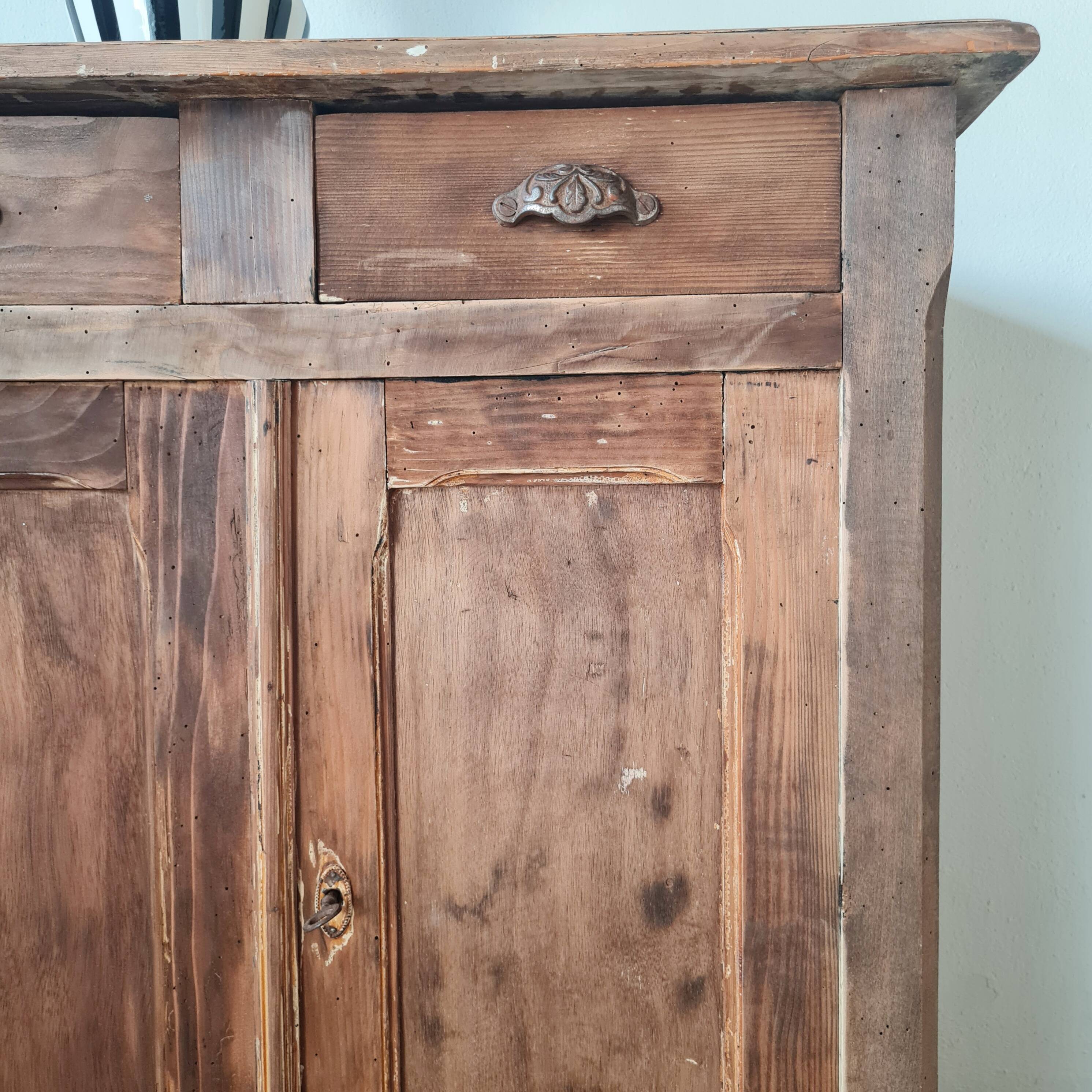 Buffet parisien bas ancien en bois patiné - intérieur fleuri