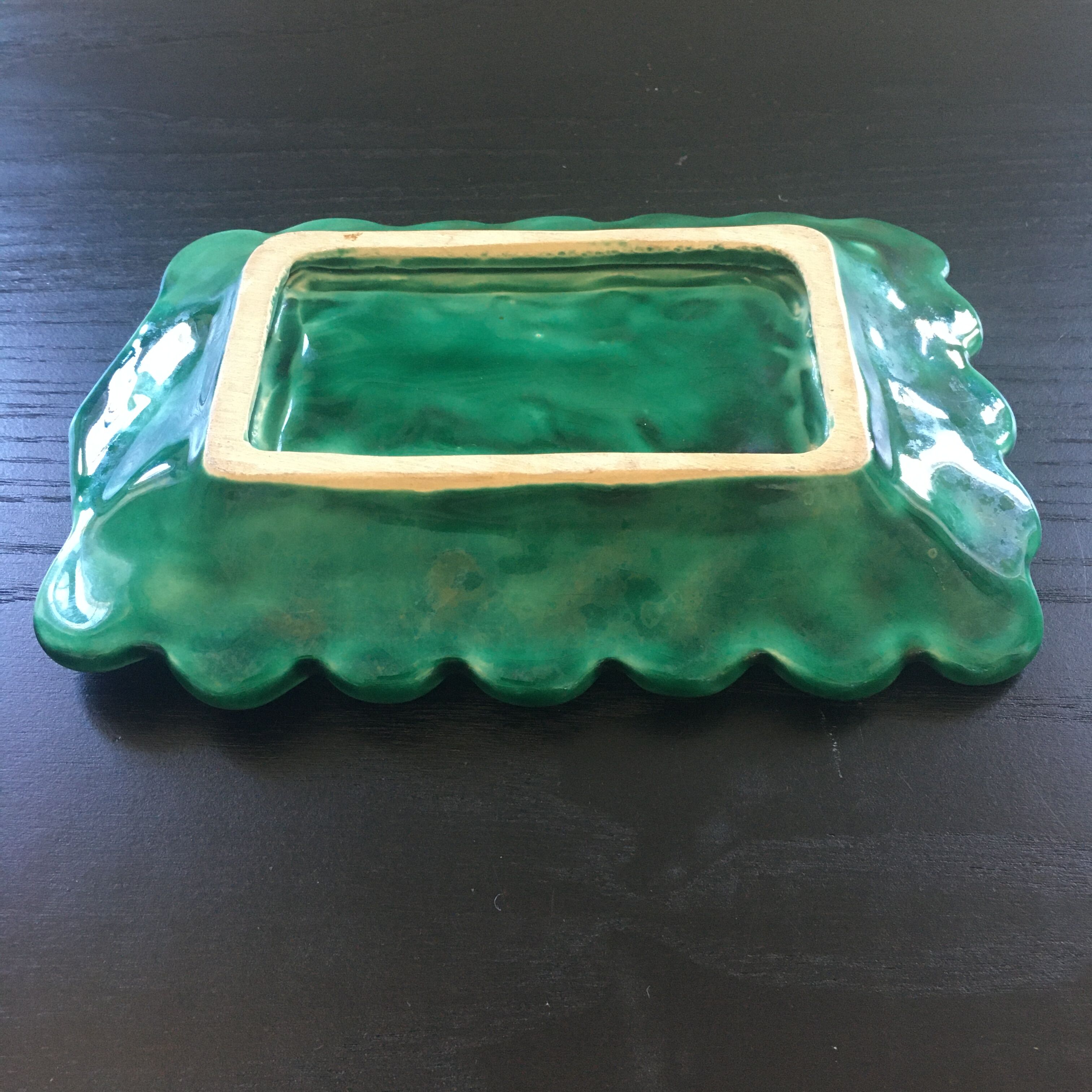 Stylized leaf pocket emptier