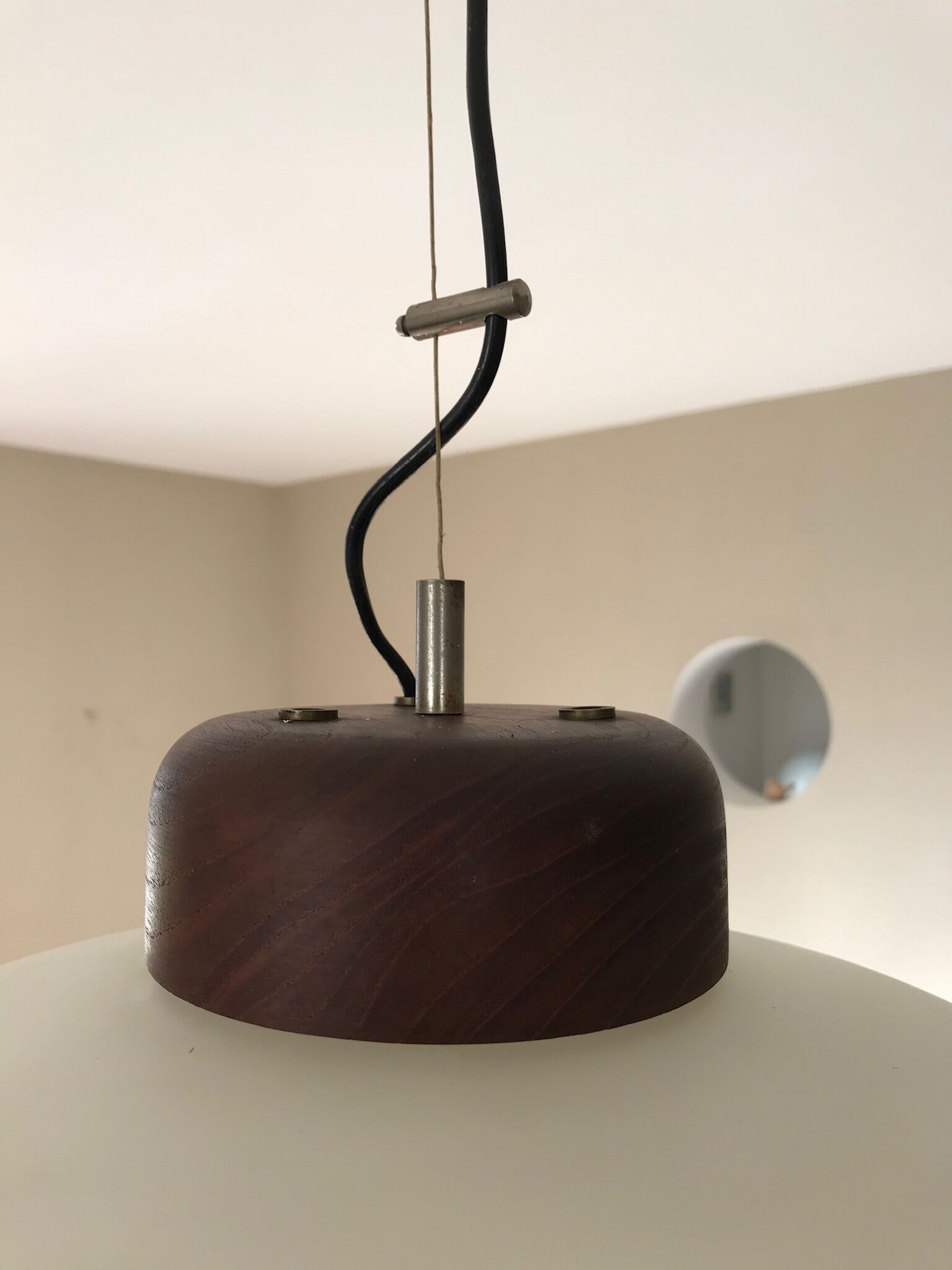 Suspension opaline et teck des années 60