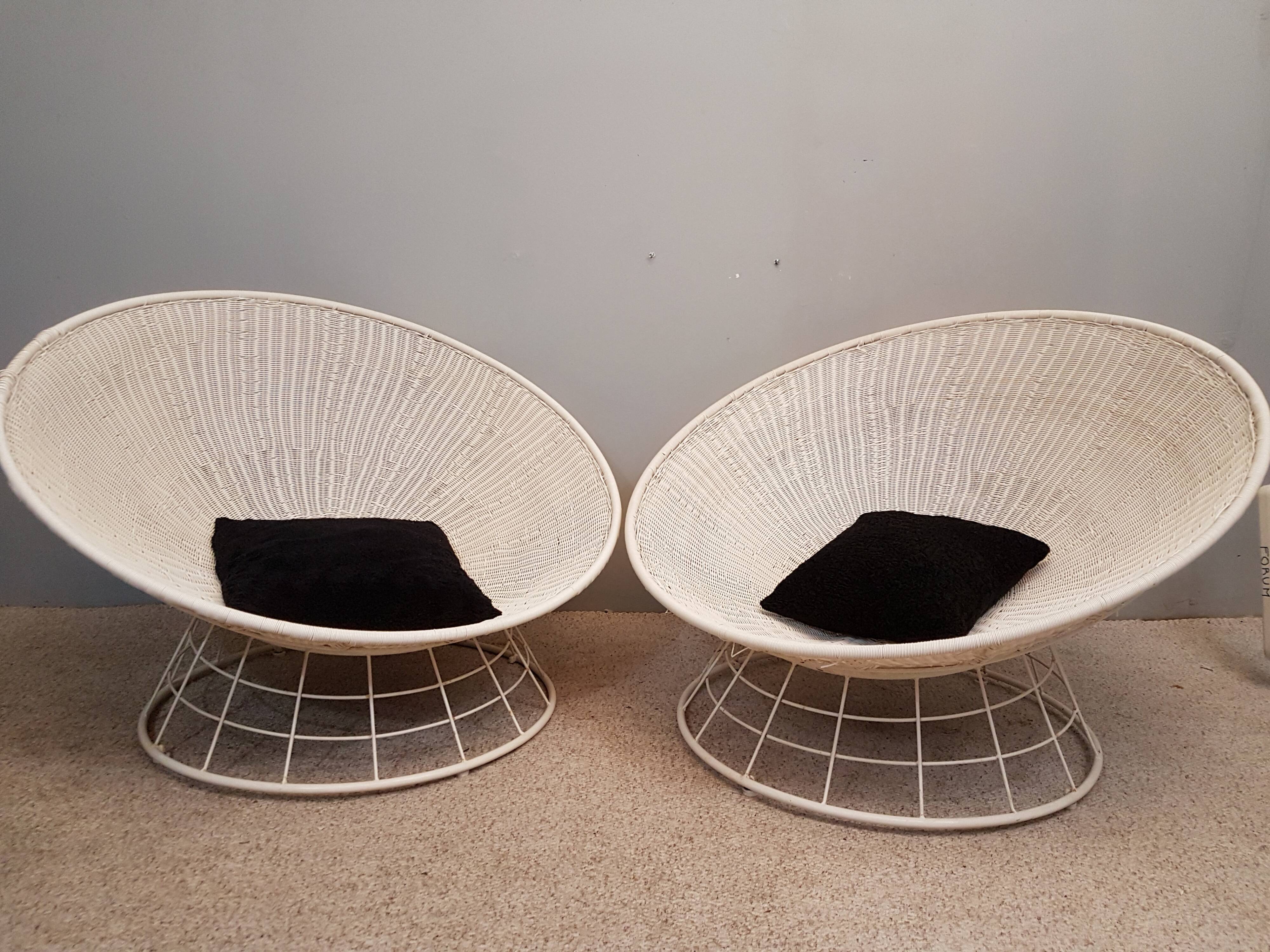 Paire de fauteuils corbeille scoubidou
