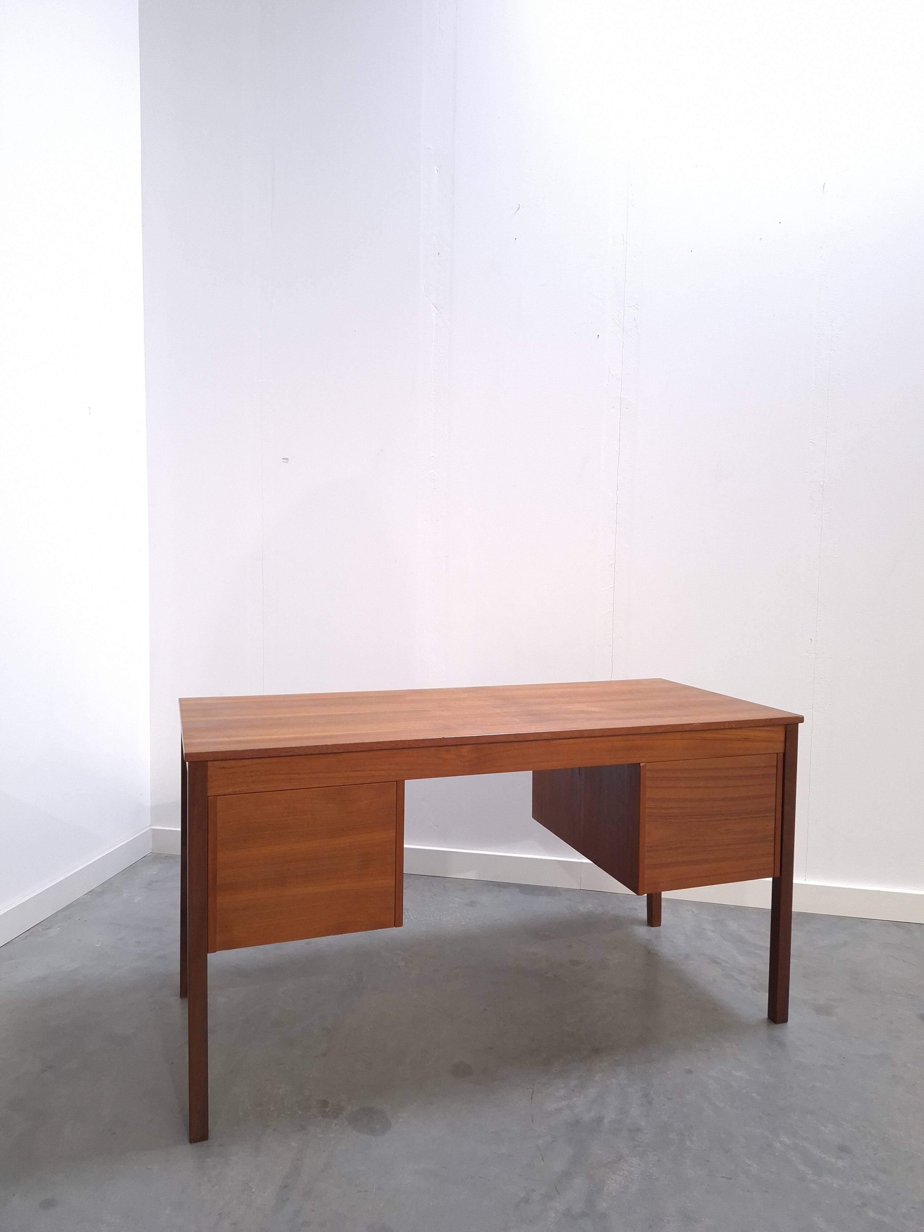 Teak vrijstaand bureau met lade uit Denemarken