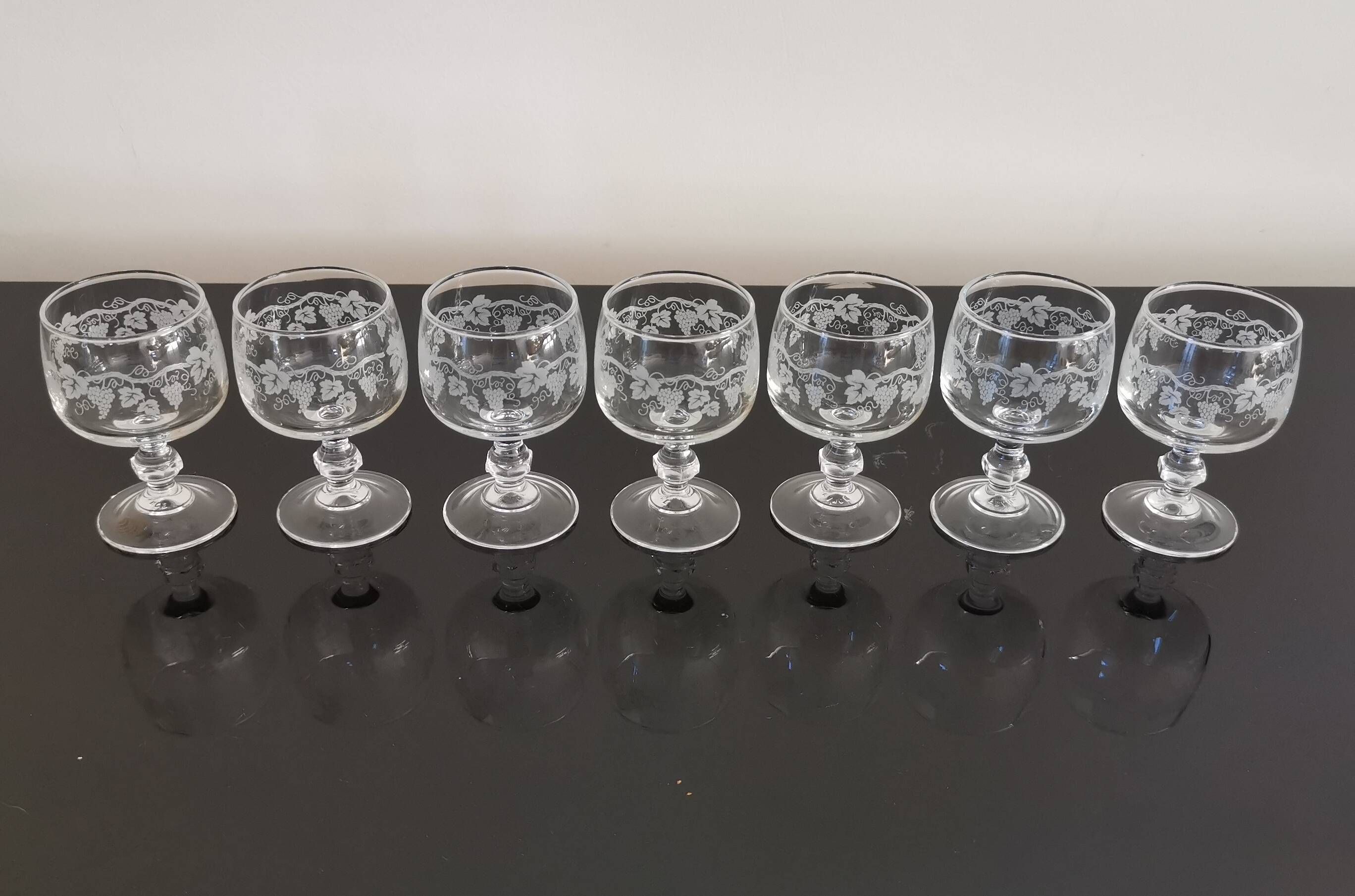Set of 7 port glasses on crystal legs decorated with grapes and vine branches Luminarc