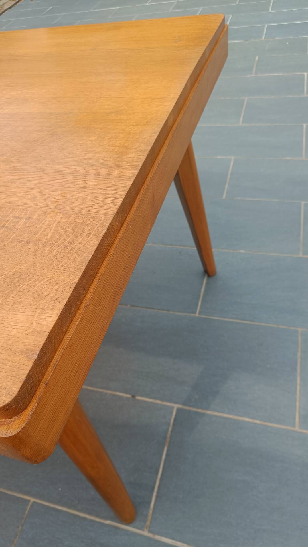 Table scandinave en chêne – 110 × 90 cm
