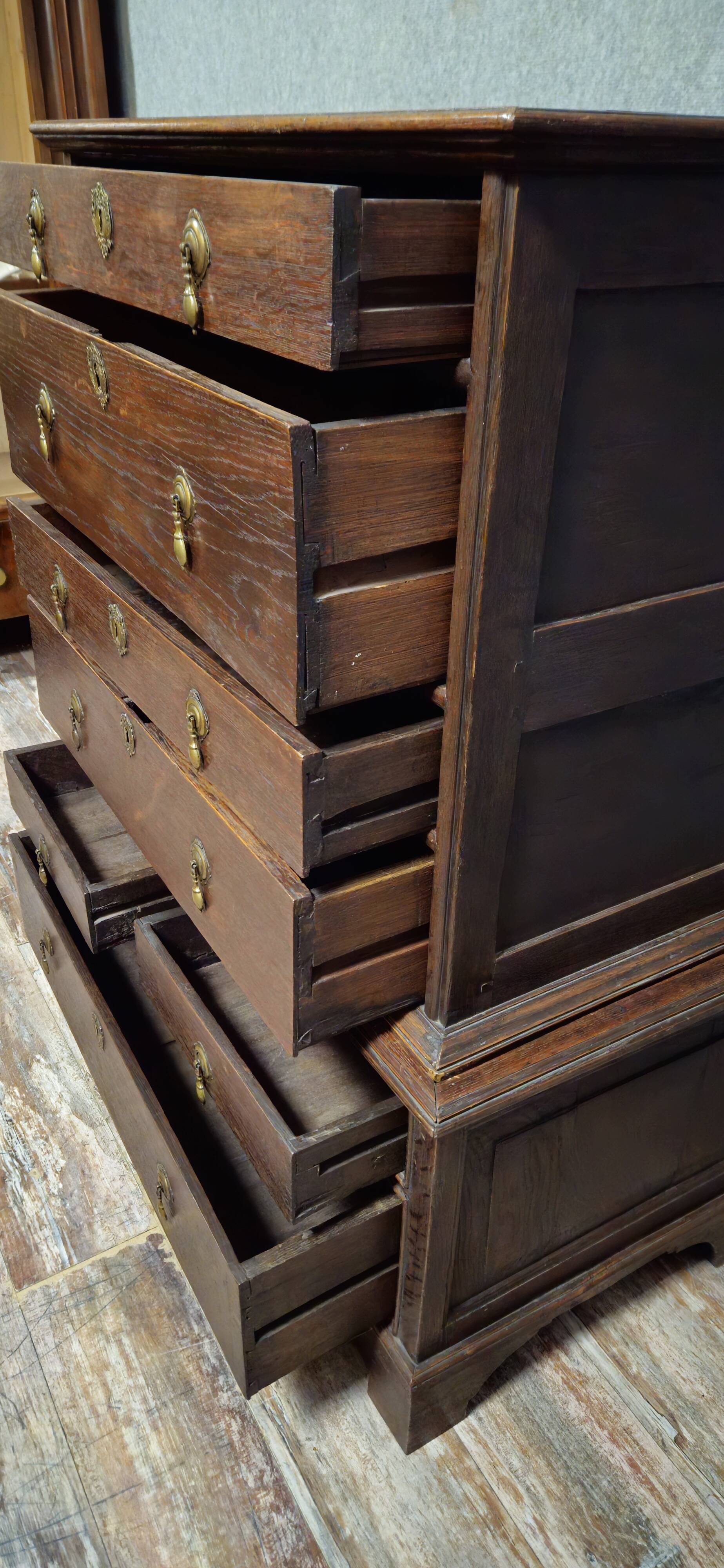 Cabinet - Commode  / chiffonnier ancien en bois massif, XIXᵉ siècle