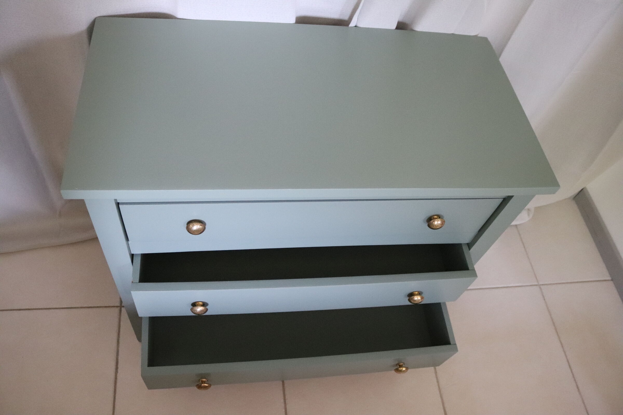 Commode vert de gris