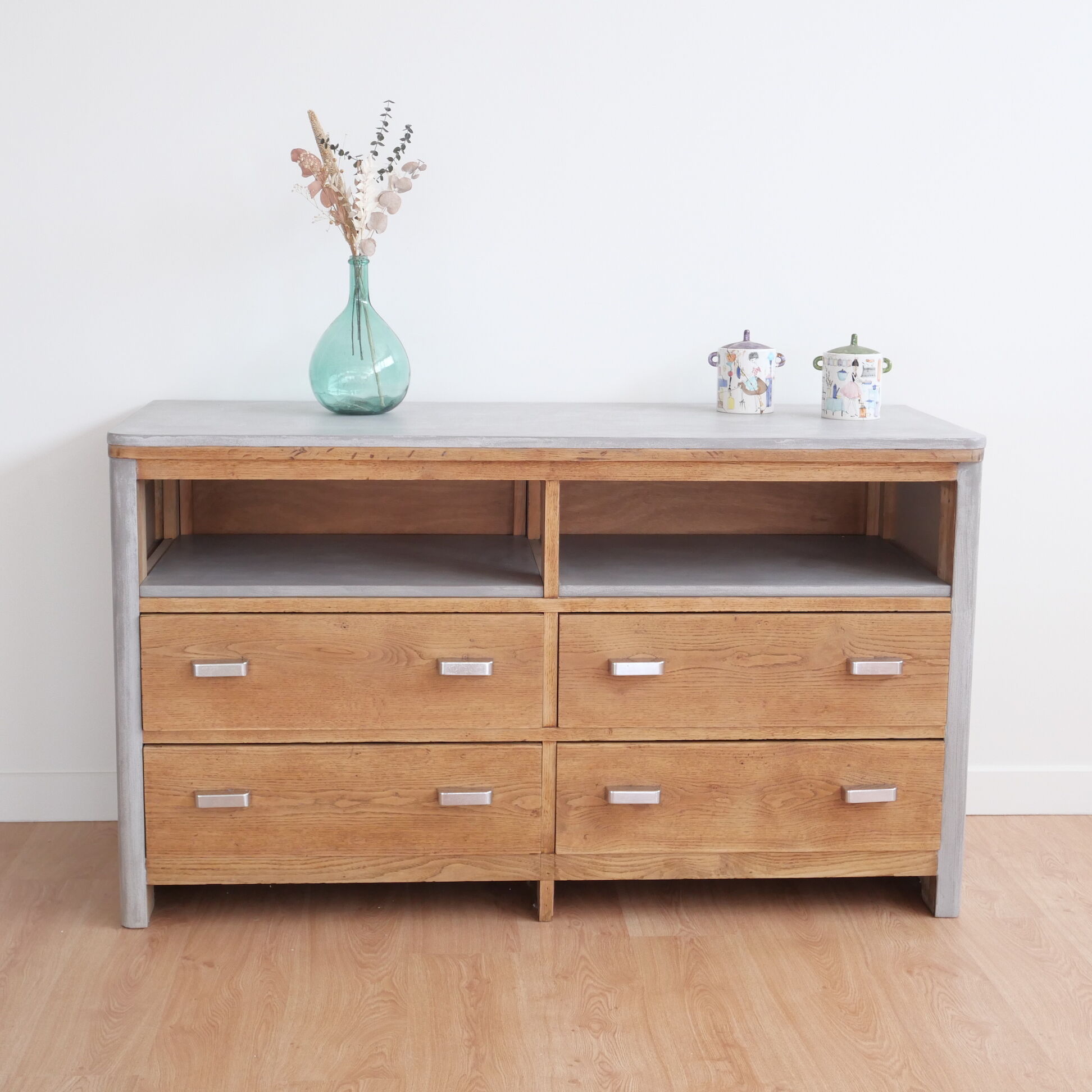 Craft furniture in wood and waxed concrete