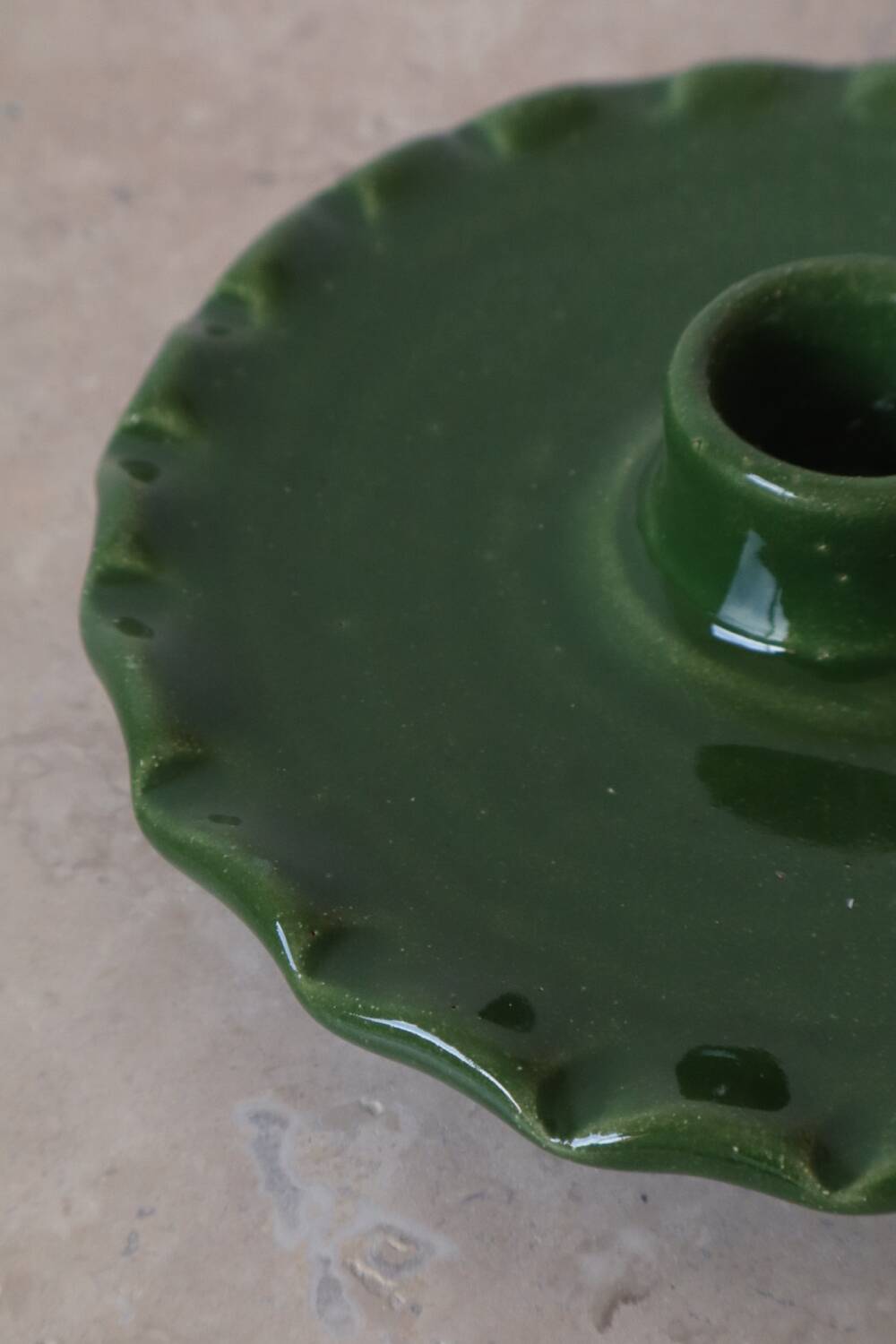 Ceramic candle holder serrated plate fir green
