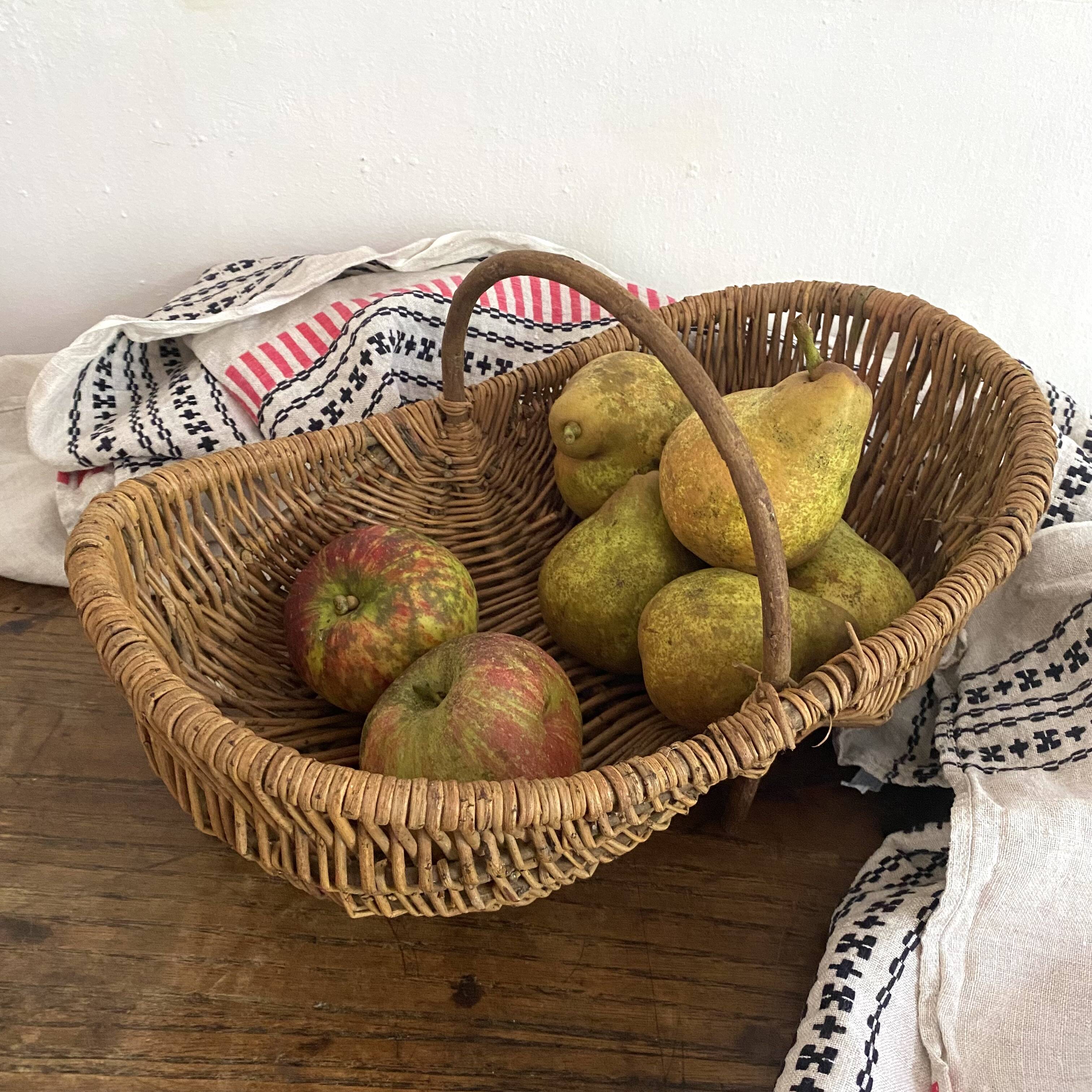 Small basket in woven wicker and hazelnut