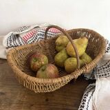 Small basket in woven wicker and hazelnut