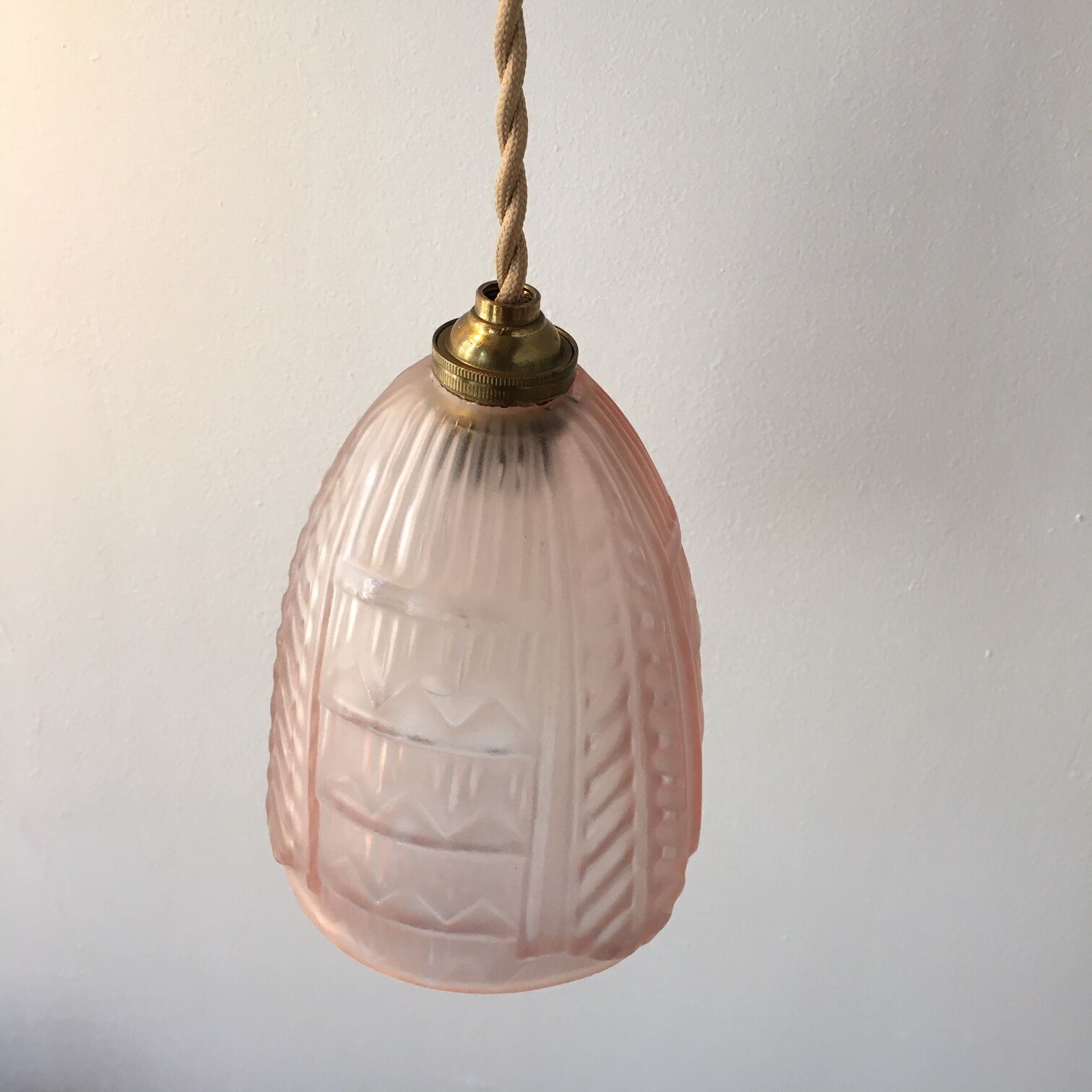 Art Deco suspension in pink moulded glass