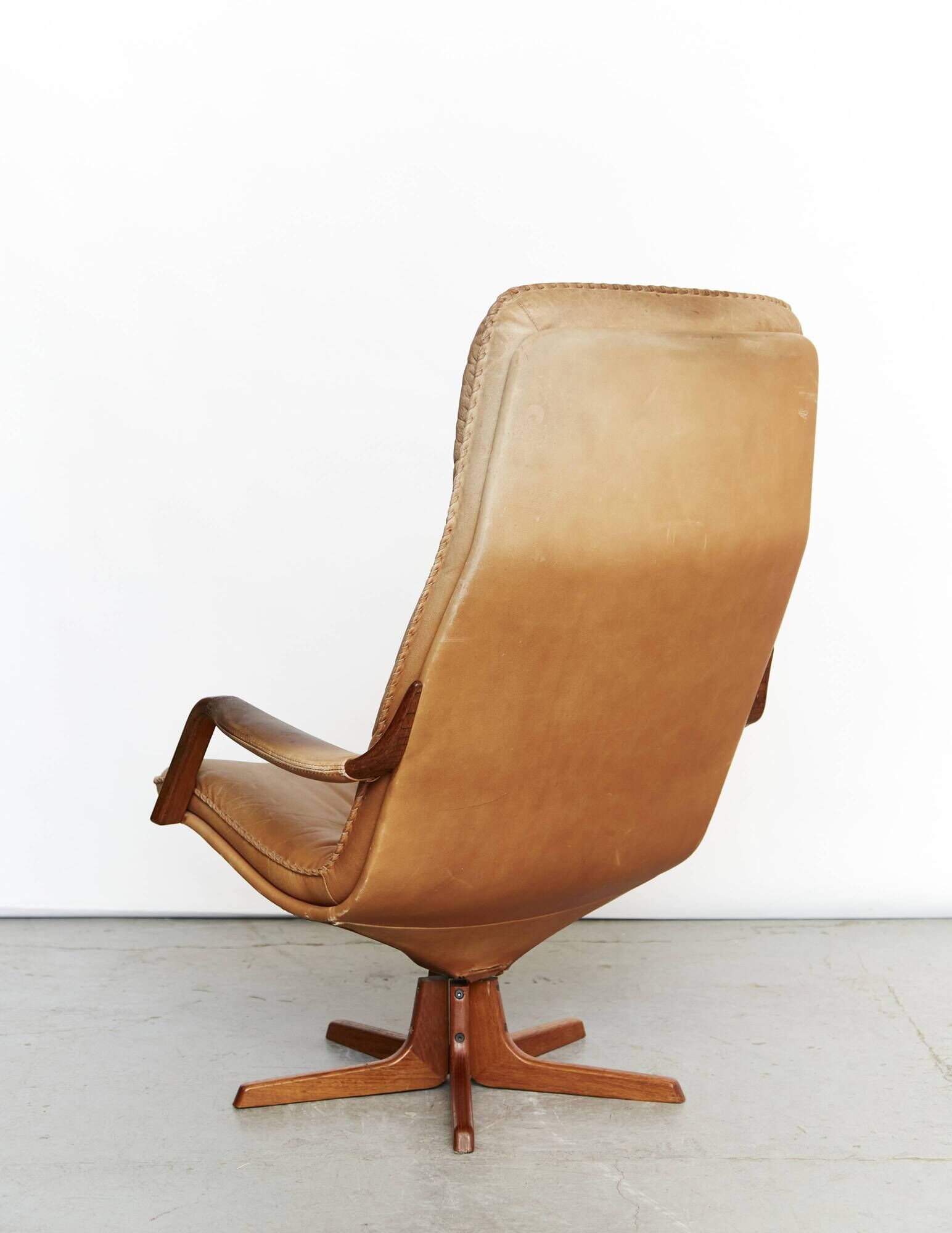 Fauteuil pivotant à dossier haut en teck et cuir Berg Furniture
