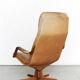 Fauteuil pivotant à dossier haut en teck et cuir Berg Furniture