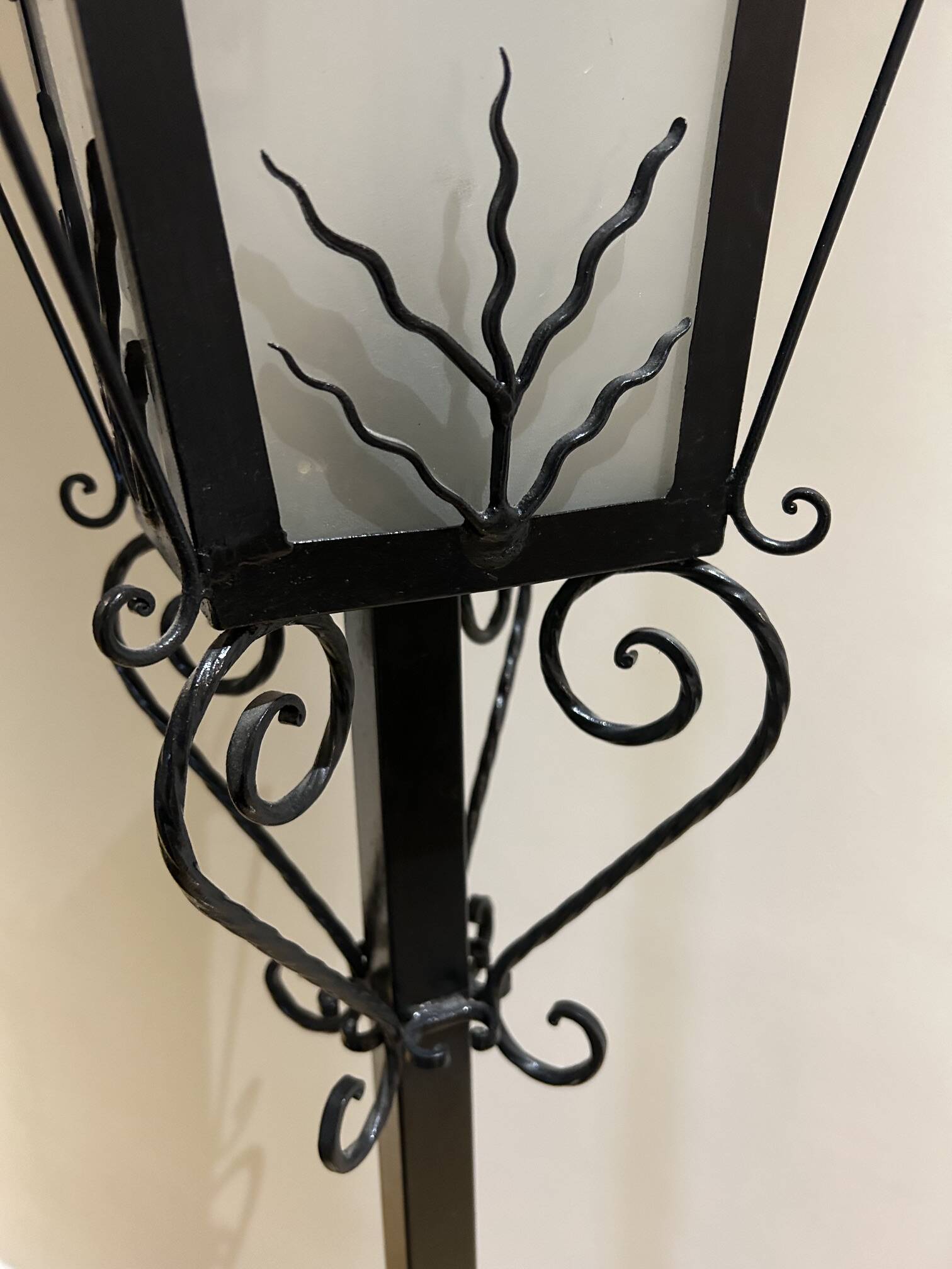 lampadaire en fer forgé 1950