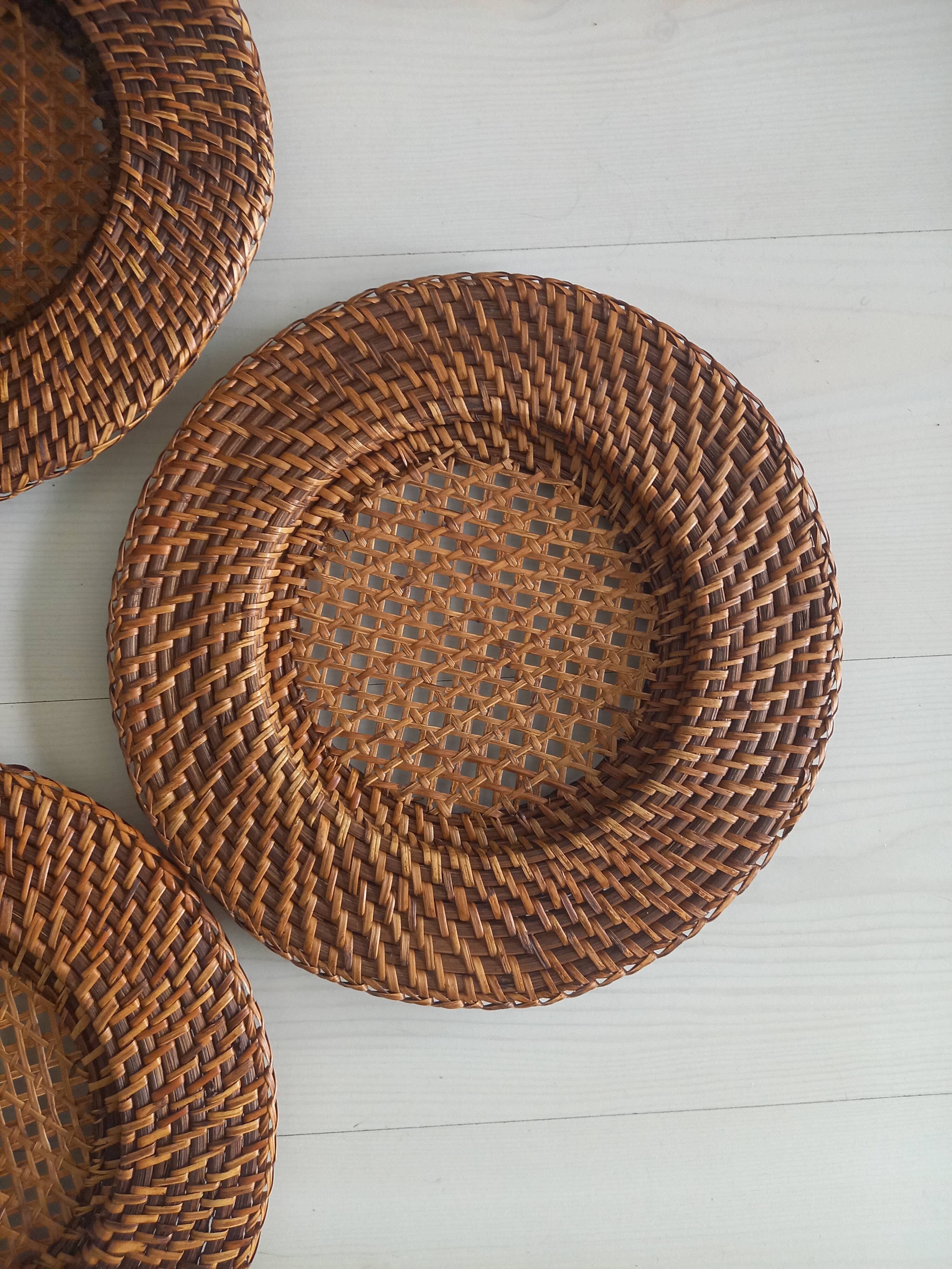 4 undersides for presentation in canna rattan and braided table set