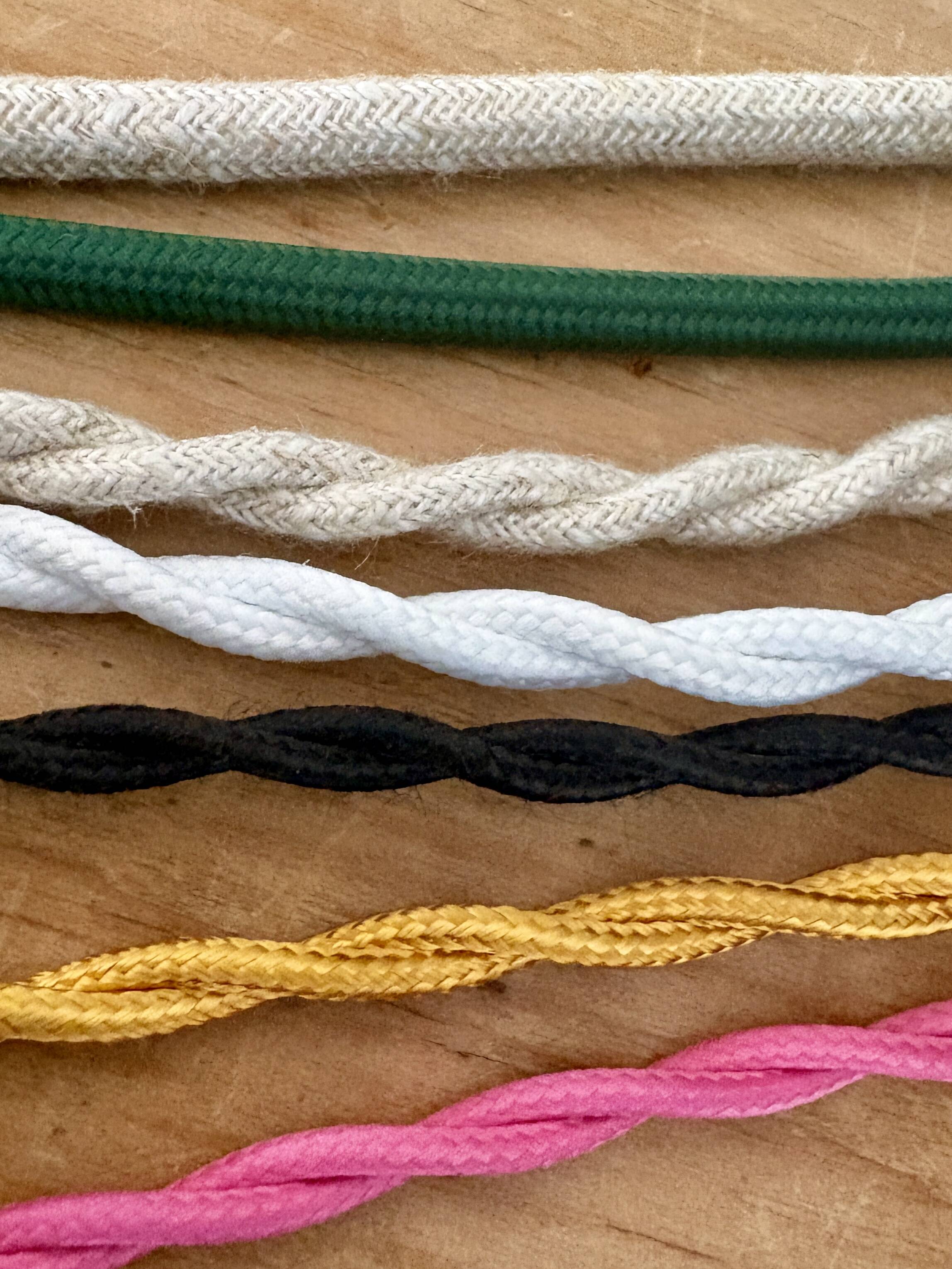 Suspension globe vintage en verre dépoli rose