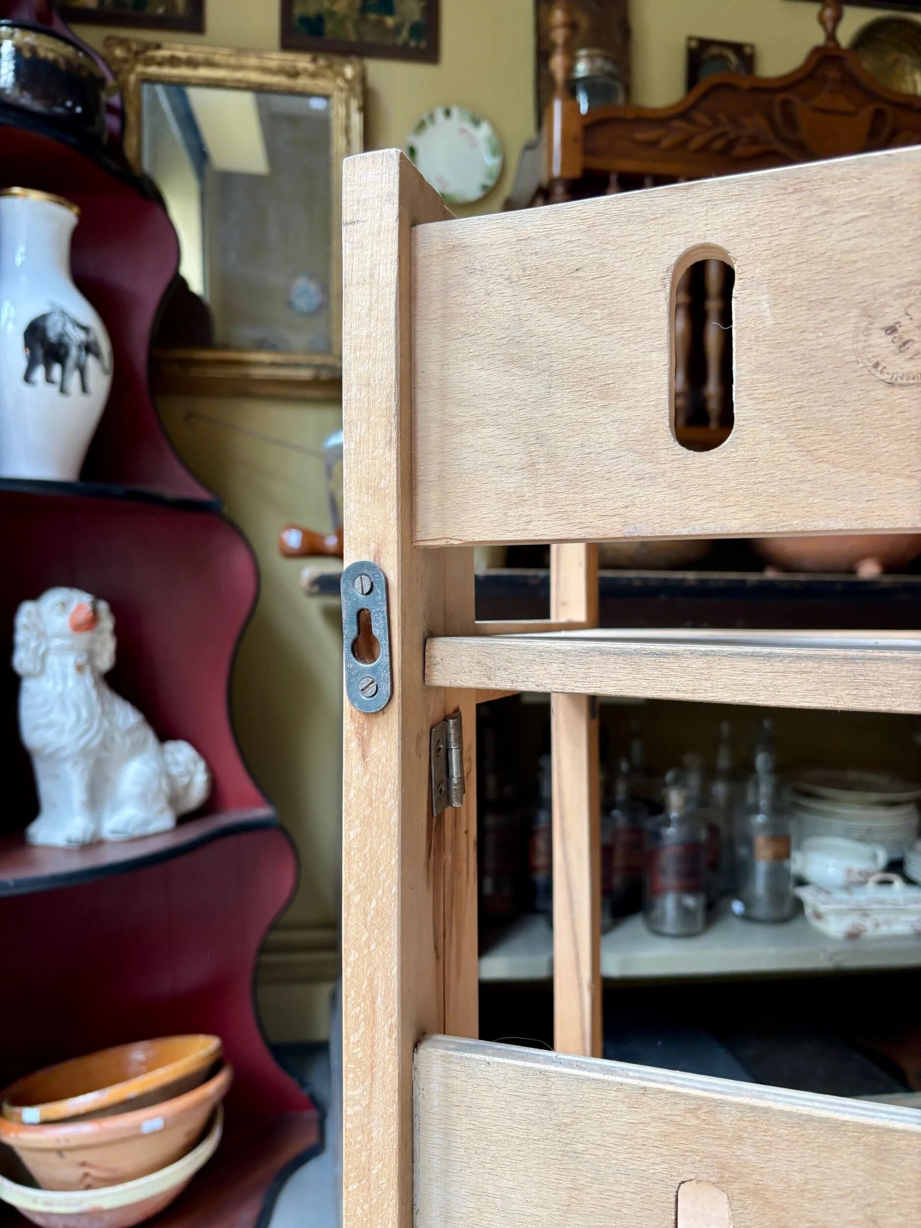 Folding bookshelf in light wood.