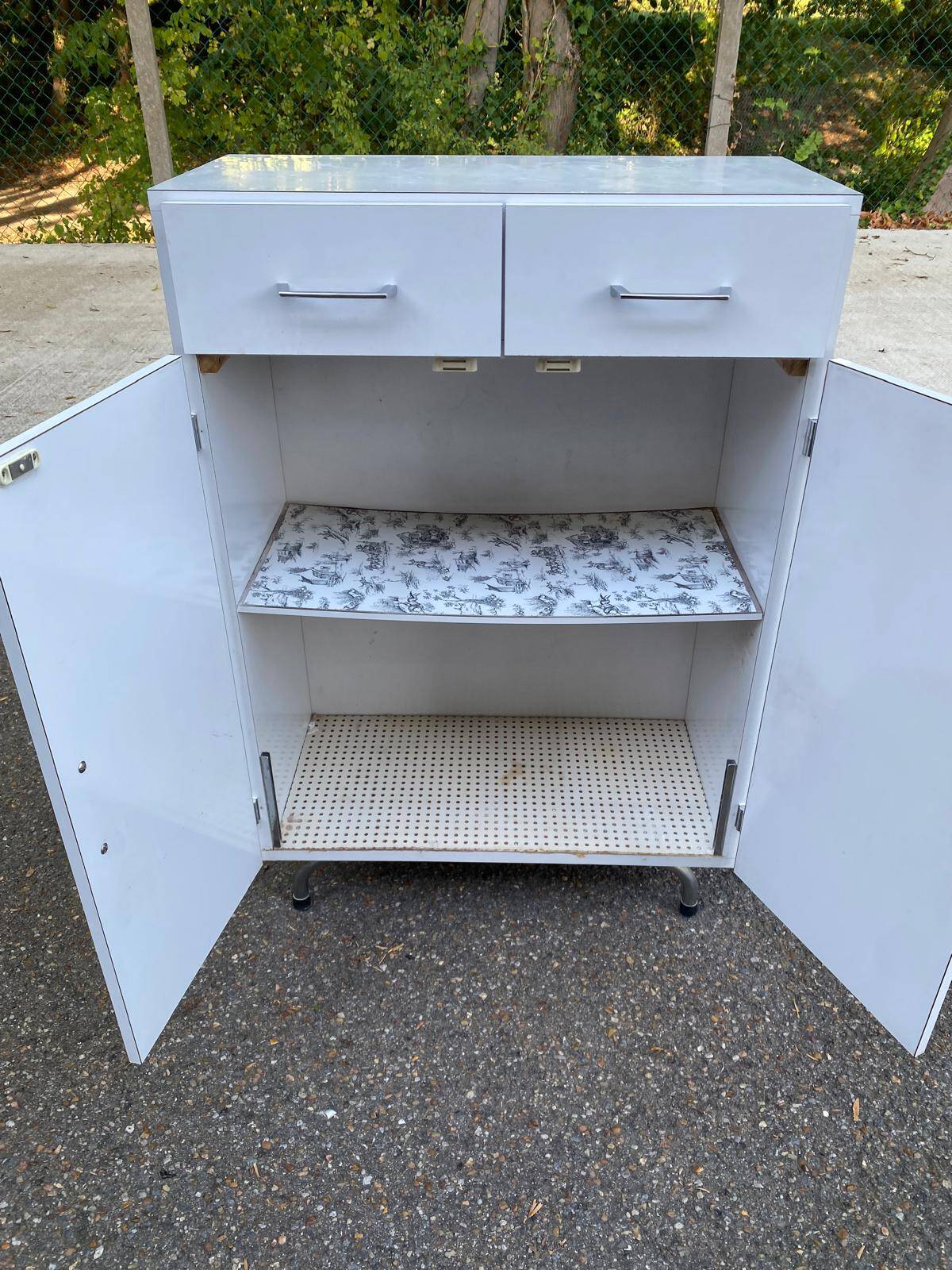 Vintage white wooden bathroom furniture — Chrome legs 70s design