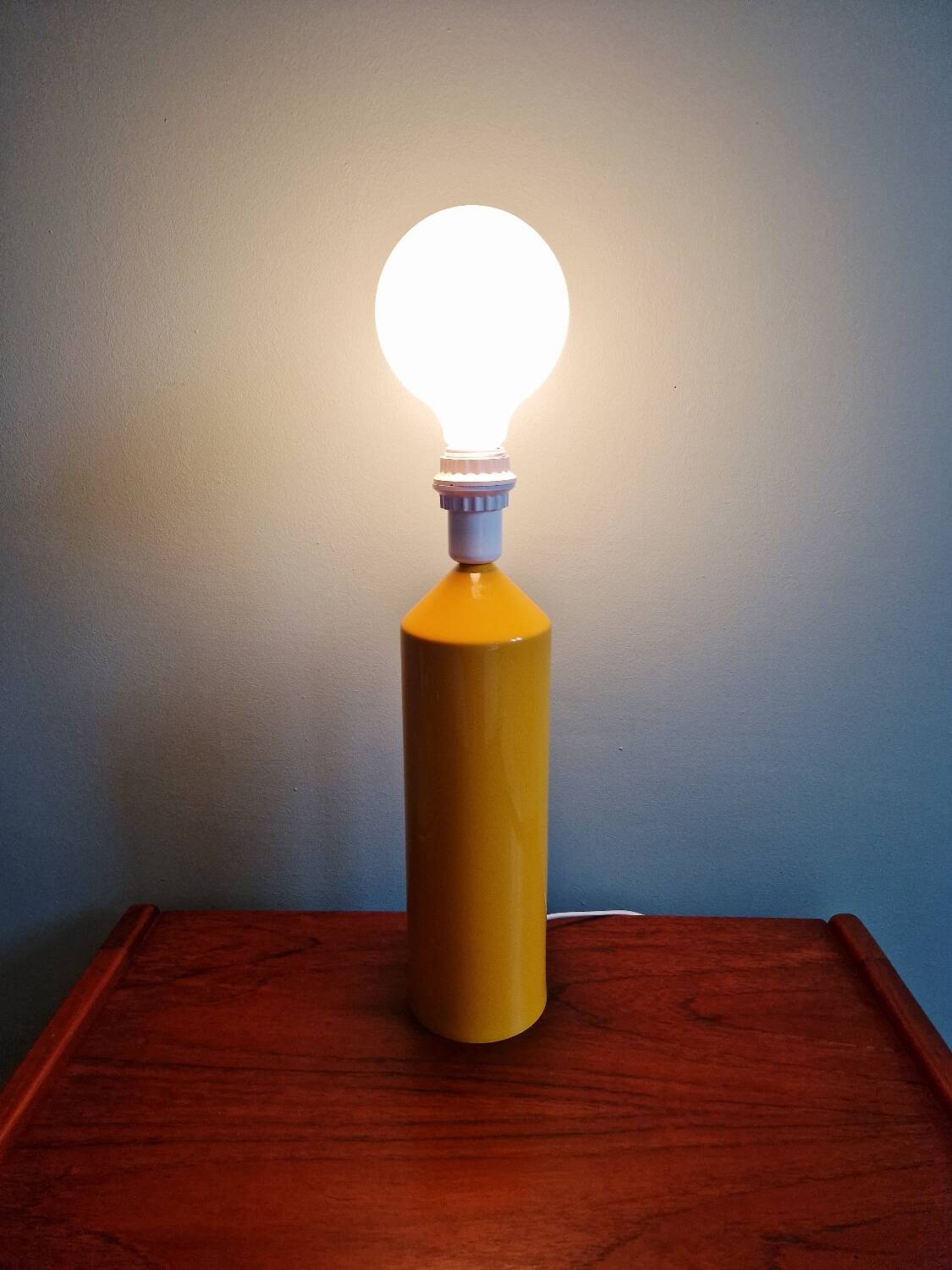 Vintage table lamp in yellow lacquered metal, 1980s