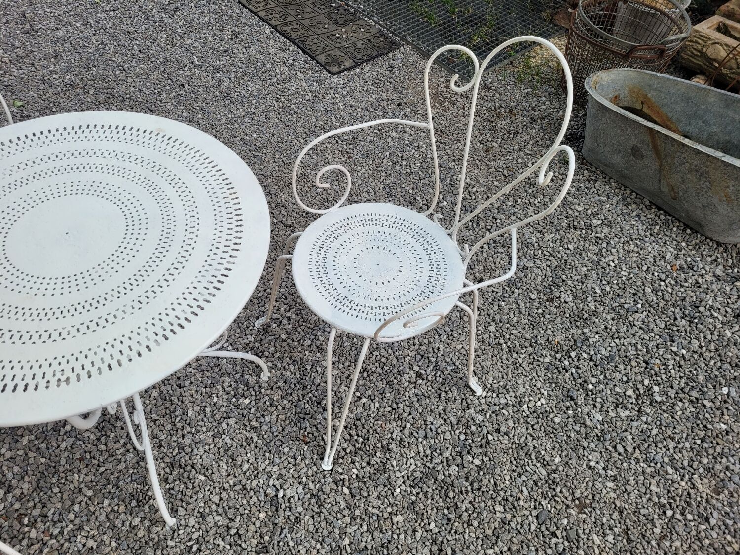 Ancien salon de jardin en fer forgé 3 fauteuils et table