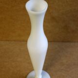 Vase soliflore blanc en opaline.