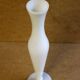 Vase soliflore blanc en opaline.