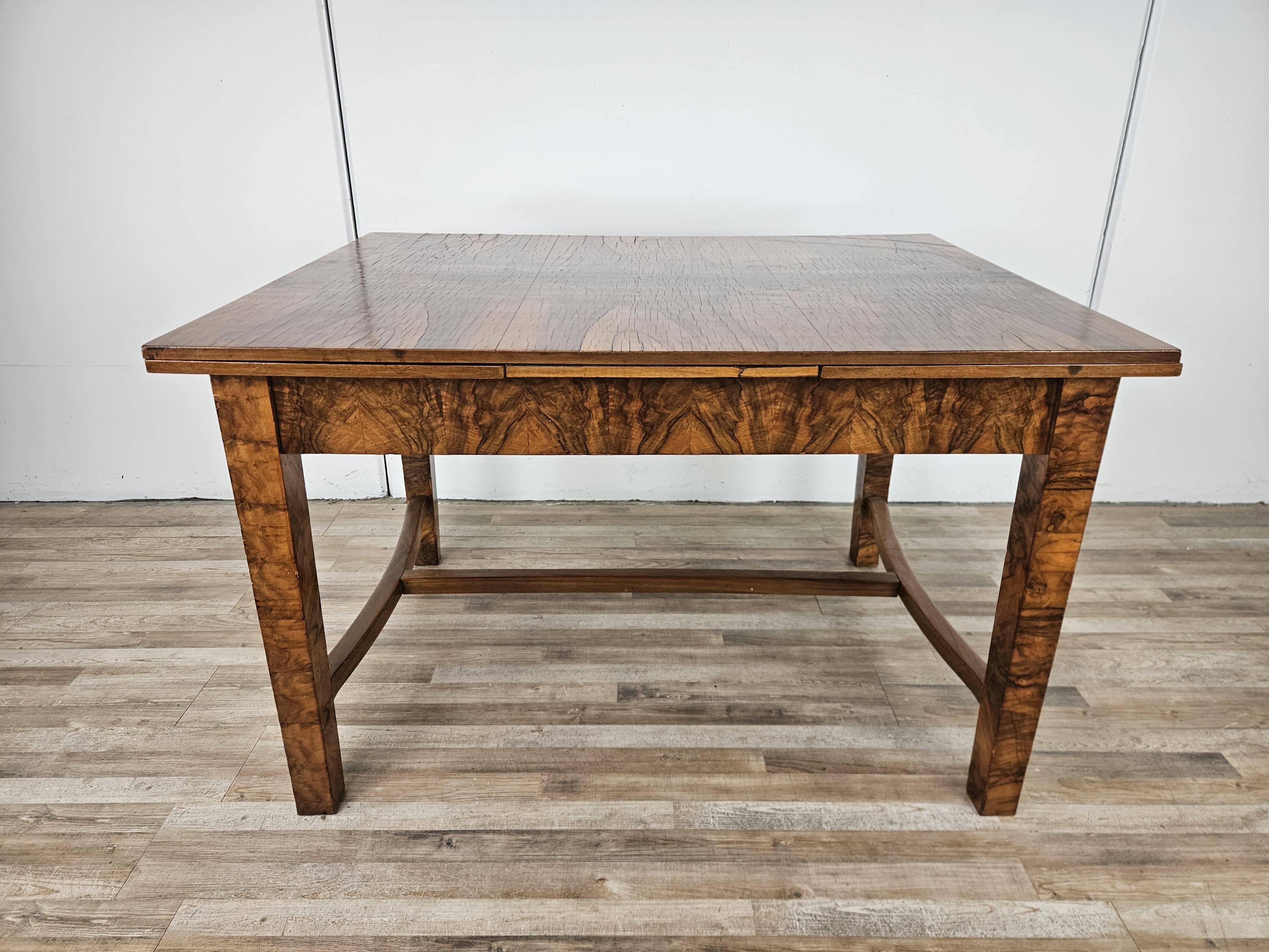 Extendable Art Deco table in olive root