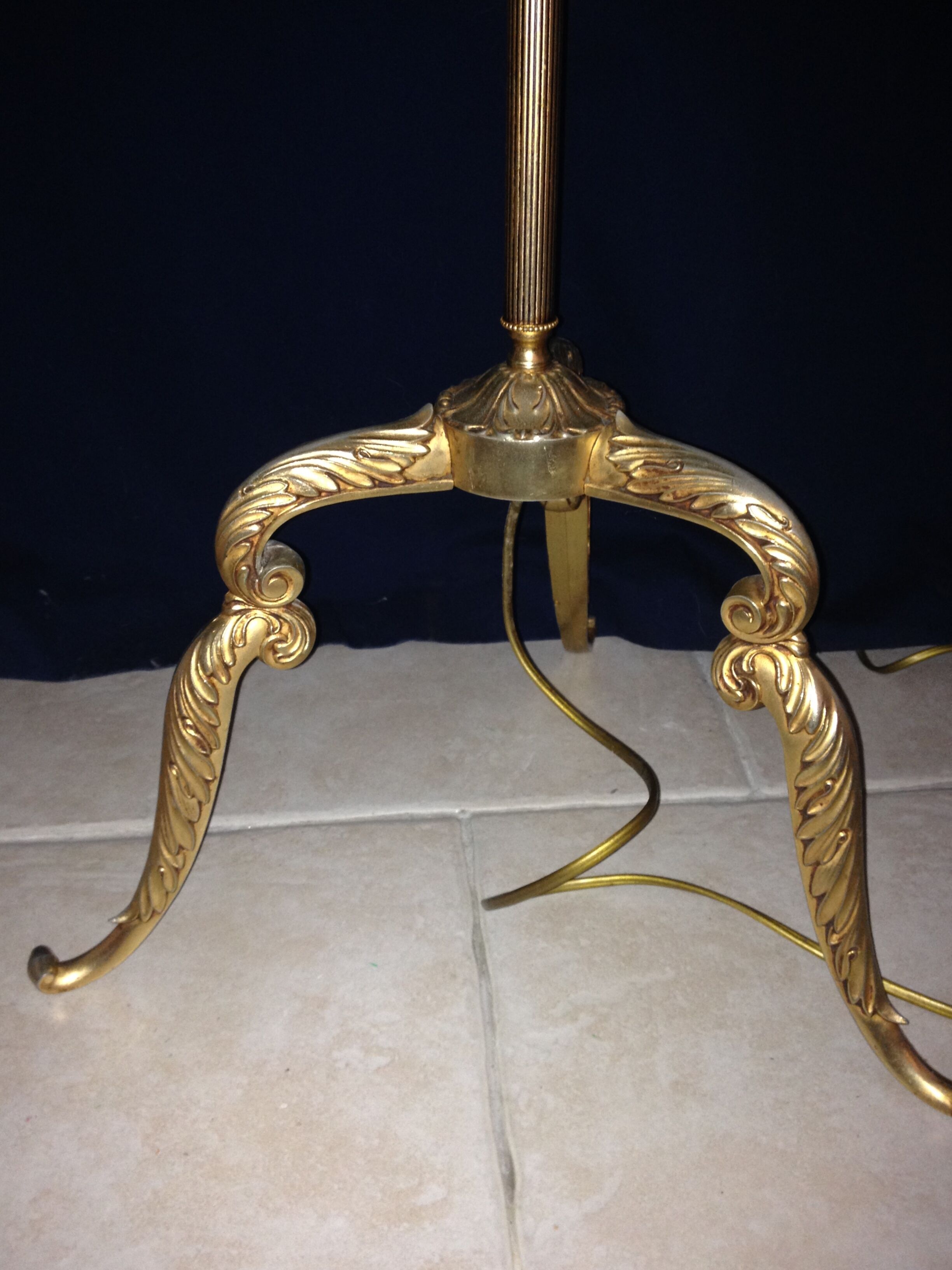 Bronze tripod lamppost