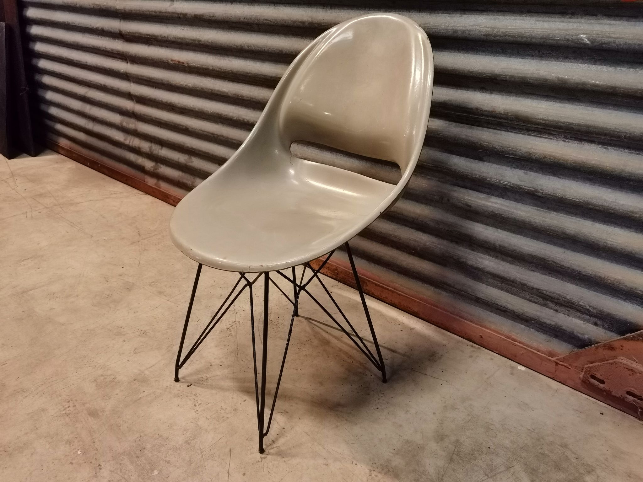 Chaise grise par Miroslav Navràtil édition Vertex 1959