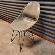 Chaise grise par Miroslav Navràtil édition Vertex 1959
