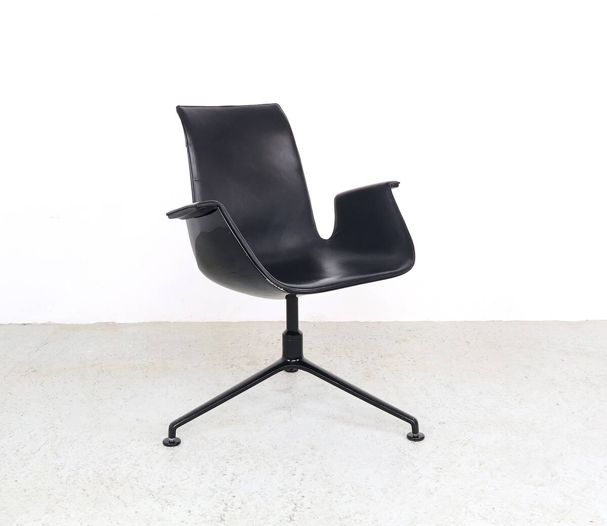 Walter Knoll "The Bucket chair" swivel chair black