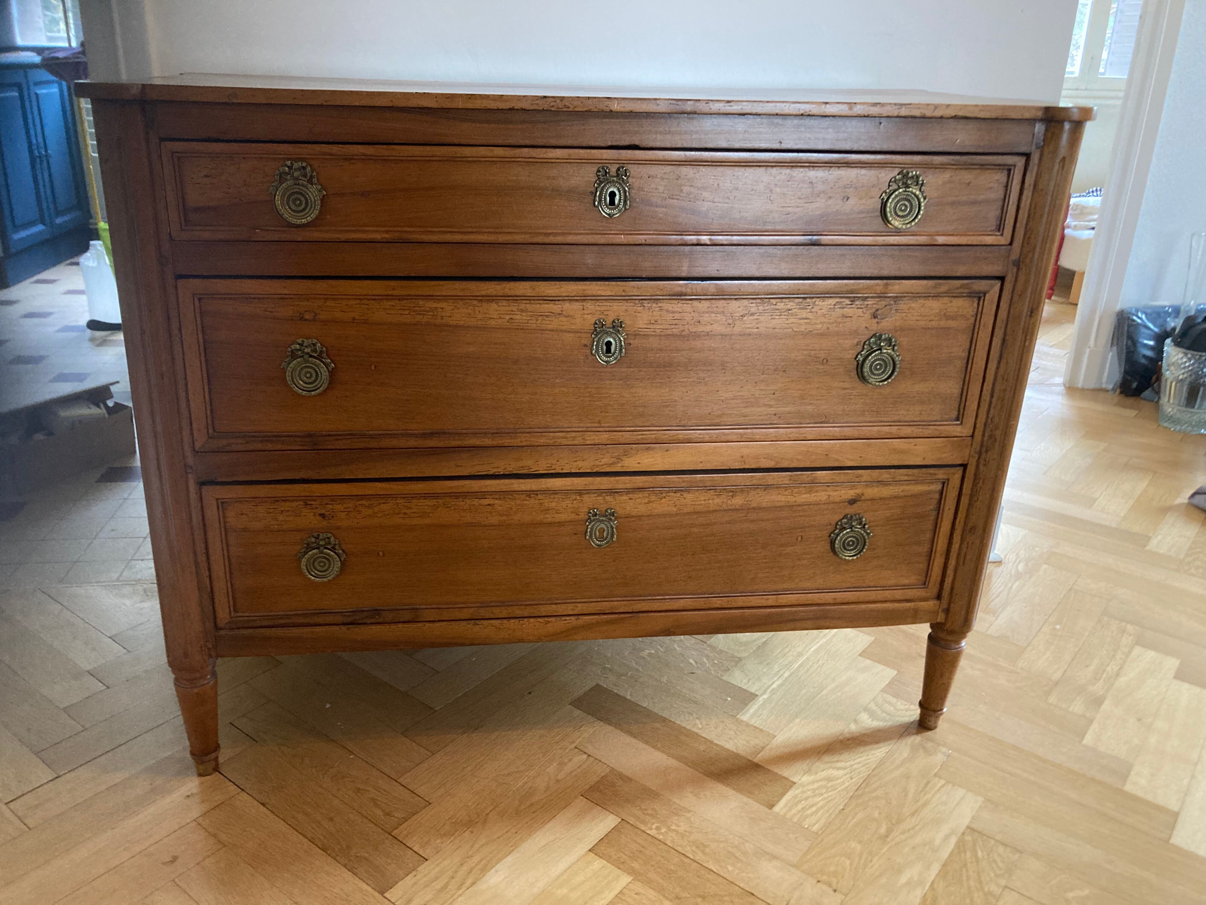 Commode en noyer Louis XVI