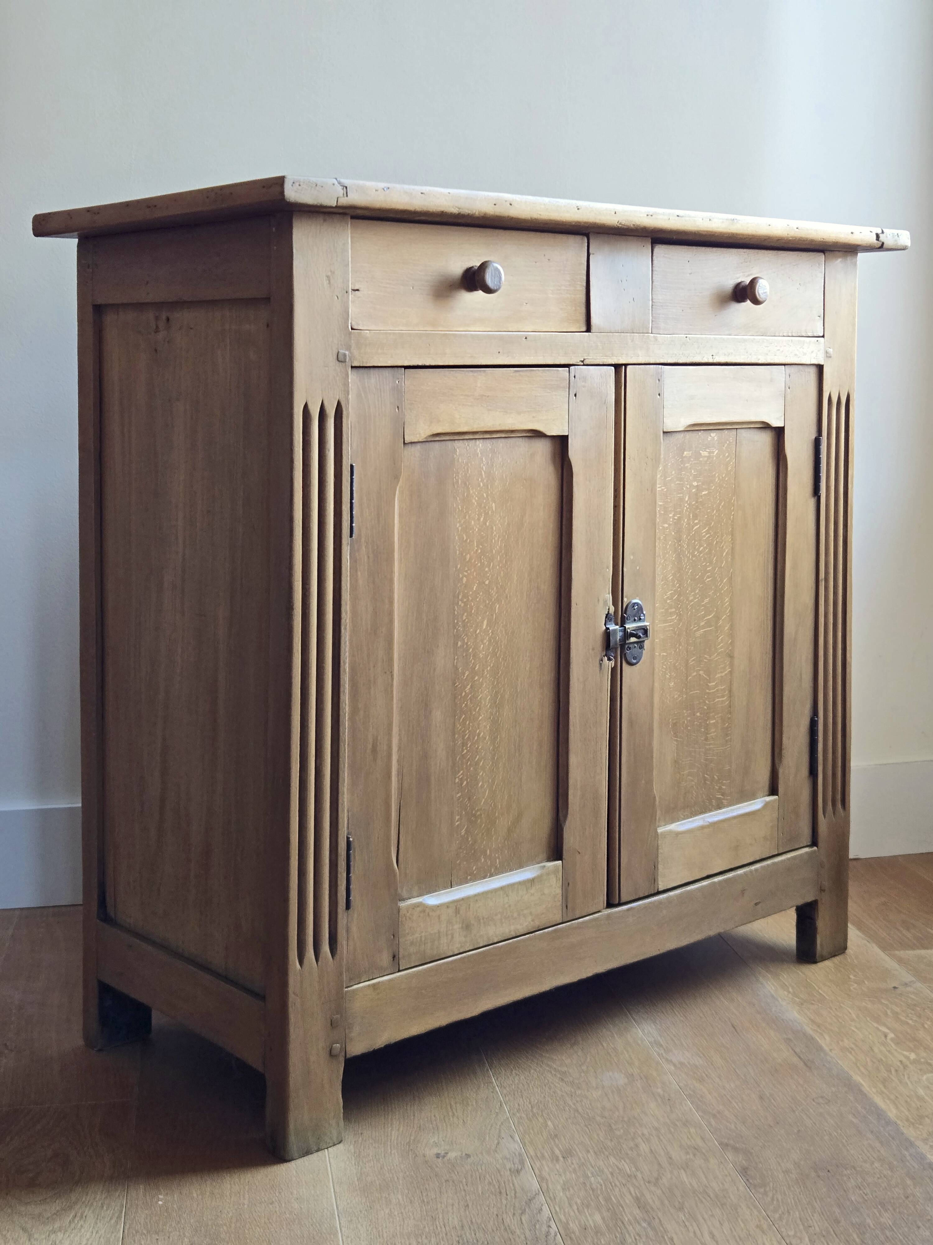 Buffet parisien ou meuble de rangement ancien à 2 portes en bois massif