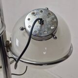 Lampe italienne chromée à trois globes en verre opalin – années 1970