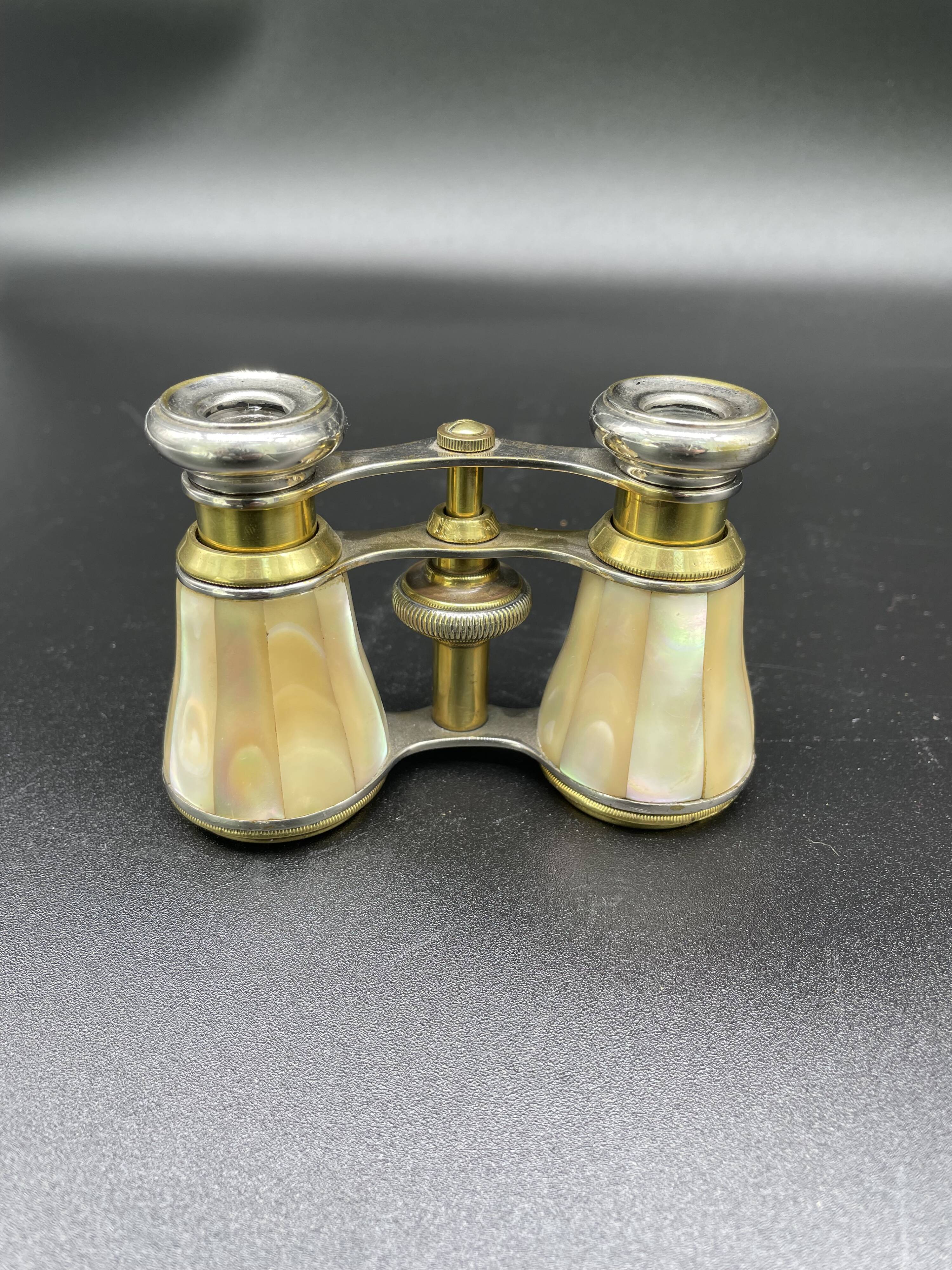 Paire de jumelle en nacre et laiton doré début XXème siècle