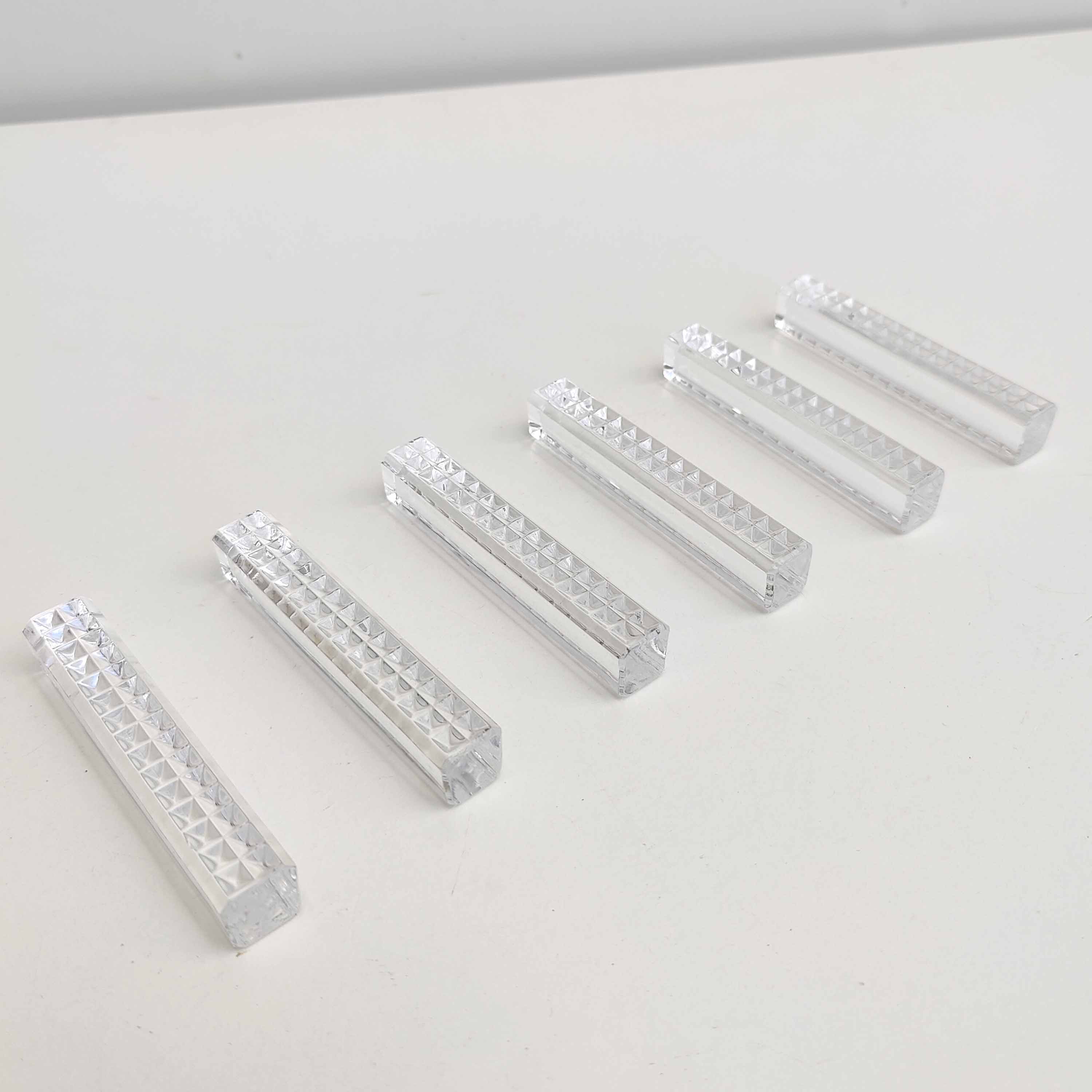 Suite of 6 knife holders in crystal relief gridded