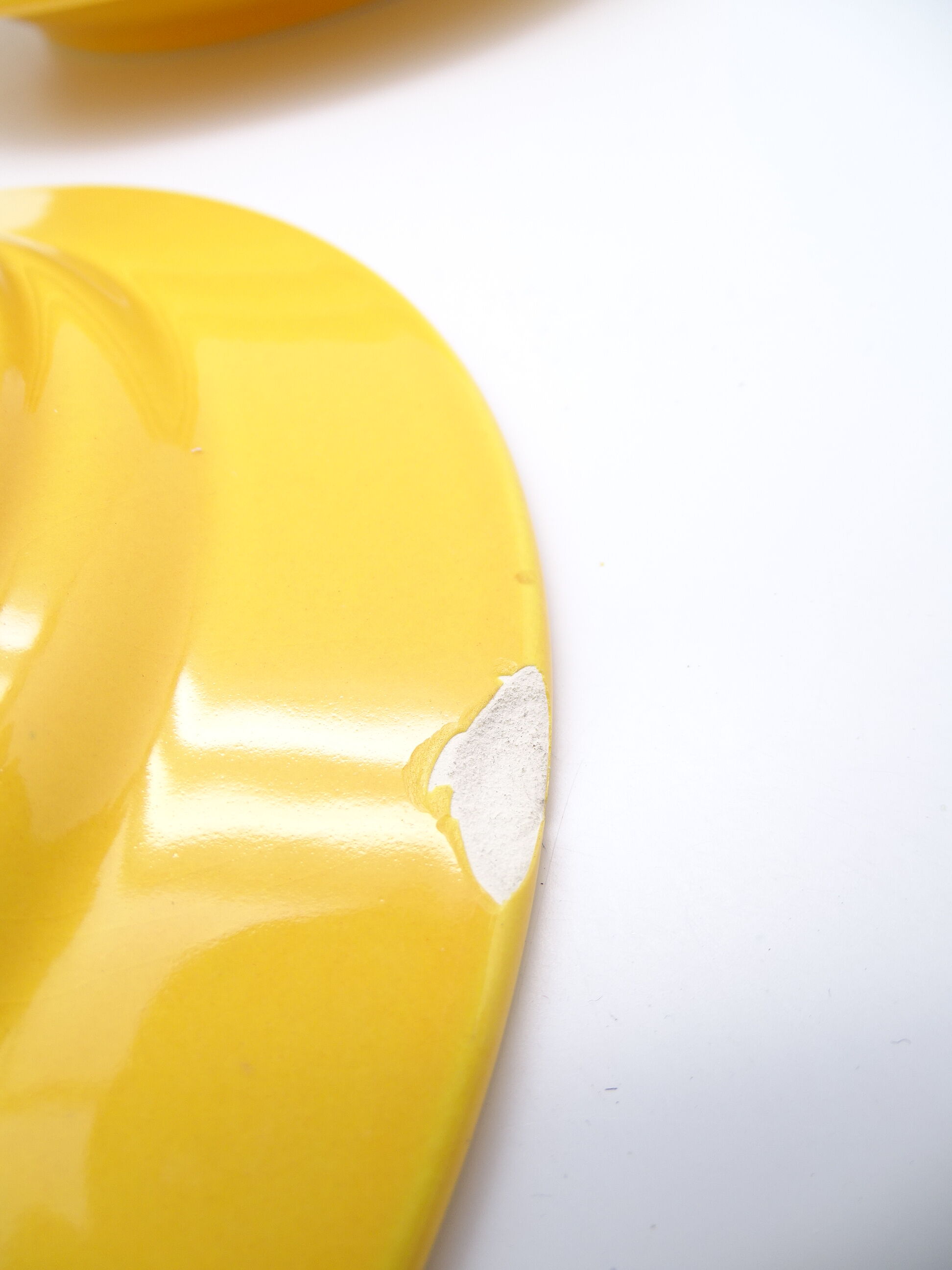 Set of 2 yellow ceramic plates